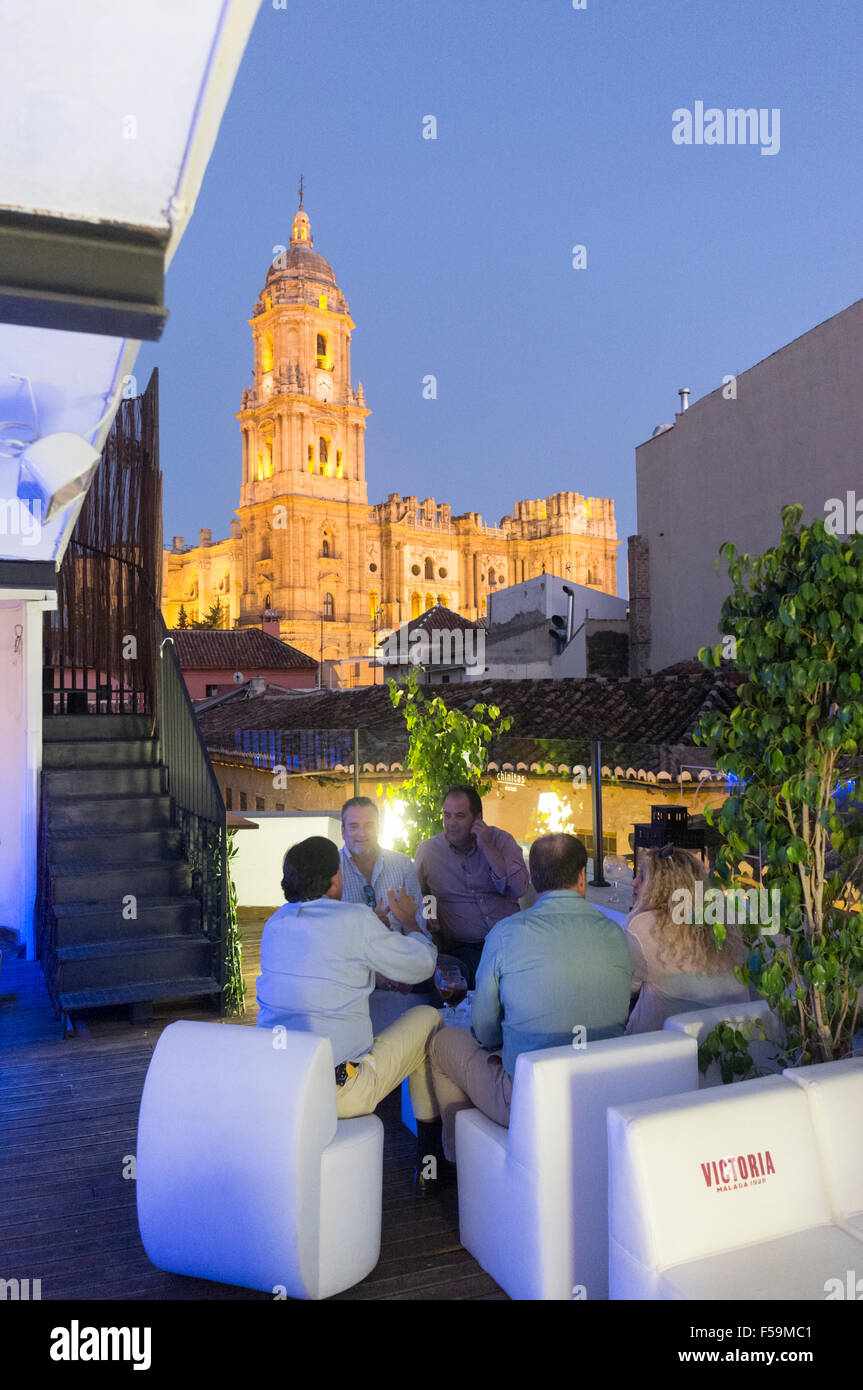 Les gens à l'Auberge urbaine Chinitas rooftop lounge bar avec Cathédrale illuminée en arrière-plan. Malaga, Andalousie, espagne. Banque D'Images