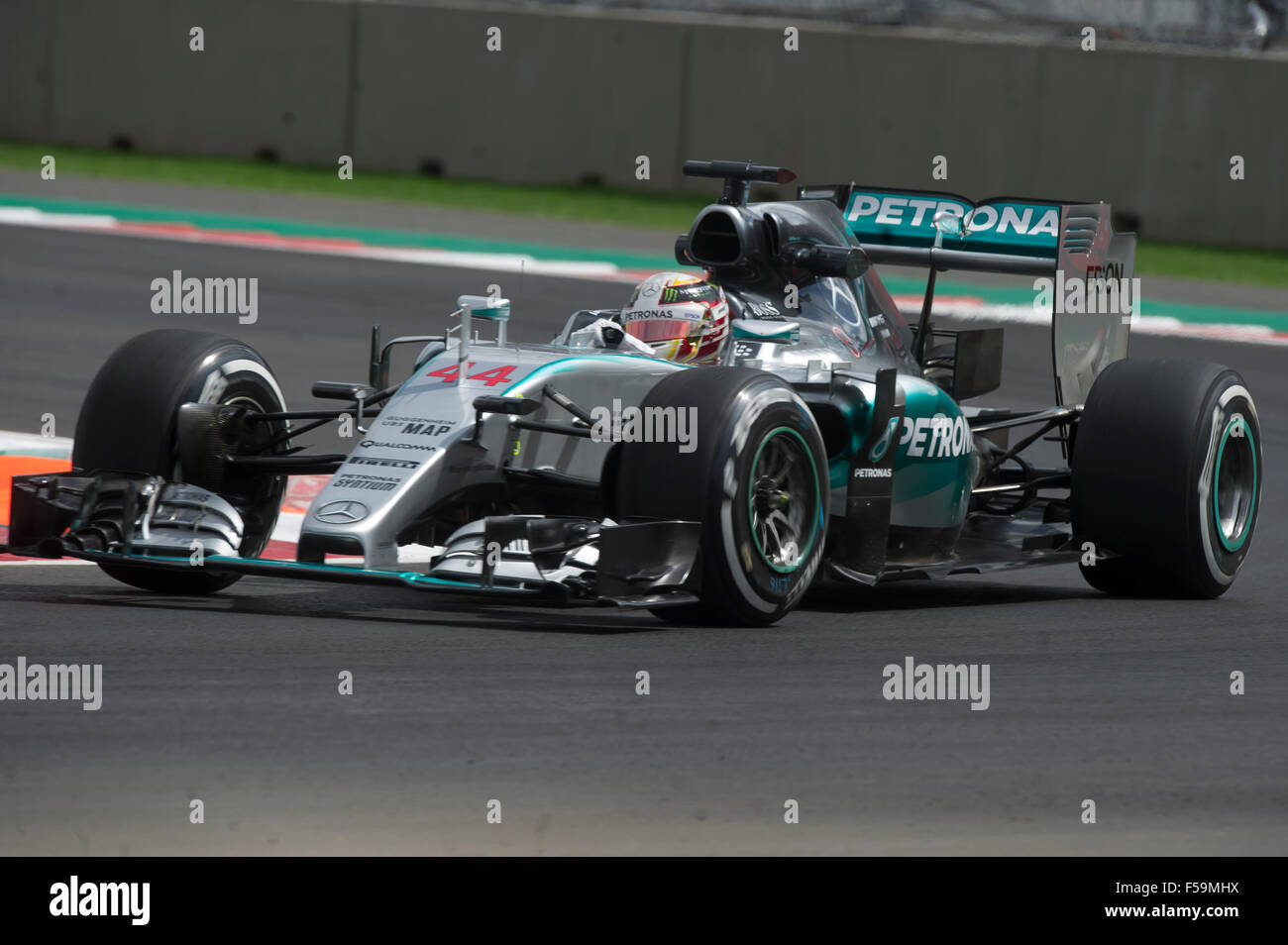 La ville de Mexico, Mexique. 30Th Oct, 2015. Le pilote britannique Lewis Hamilton de l'équipe Mercedes, prend part au cours de la première session d'essais pour la Formule 1 (F1) Grand Prix du Mexique, à l'hippodrome Hermanos Rodriguez à Mexico, capitale du Mexique, le 30 octobre 2015. F1 Grand Prix du Mexique a lieu du 30 octobre au 1 novembre dans la ville de Mexico. Credit : Adrian Carpio/Xinhua/Alamy Live News Banque D'Images