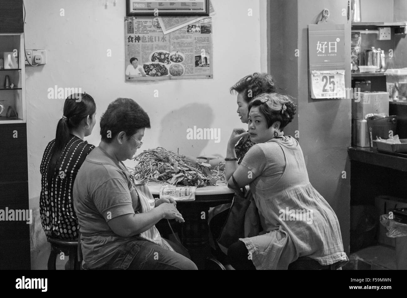 Assis autour de la table Banque D'Images