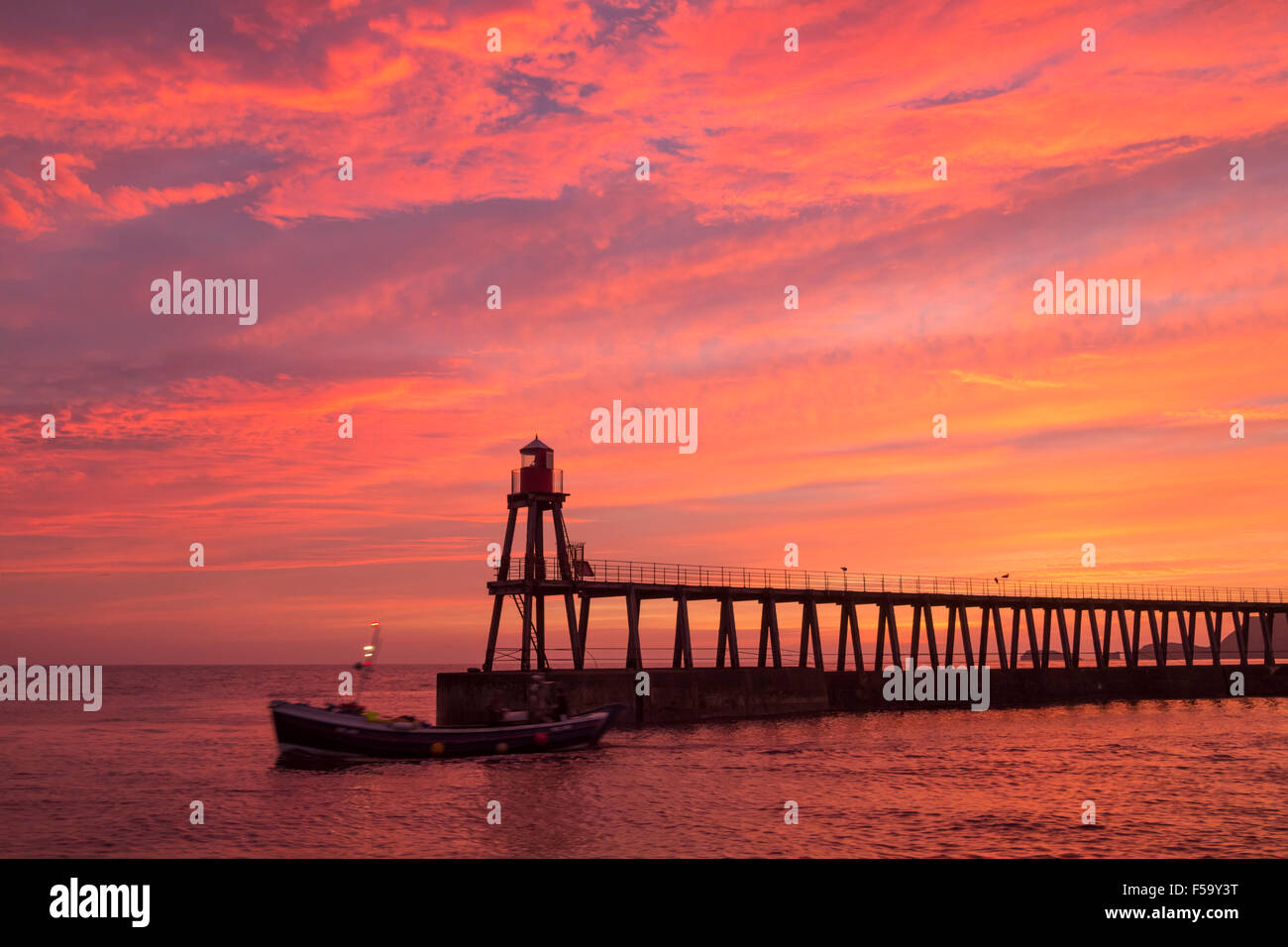 Bateau de pêche au lever du soleil. Whitby, North Yorkshire, Angleterre. UK Banque D'Images
