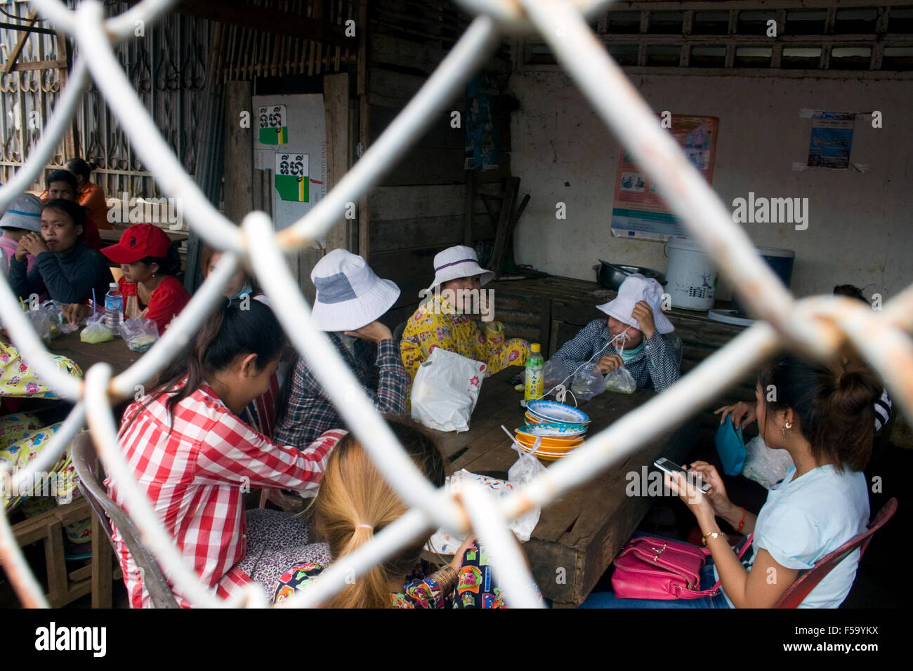 Un groupe de travailleurs d'usine de vêtements féminins se détendre pendant une pause déjeuner dans une usine de vêtements ou Reang Ov District, le Cambodge. Banque D'Images