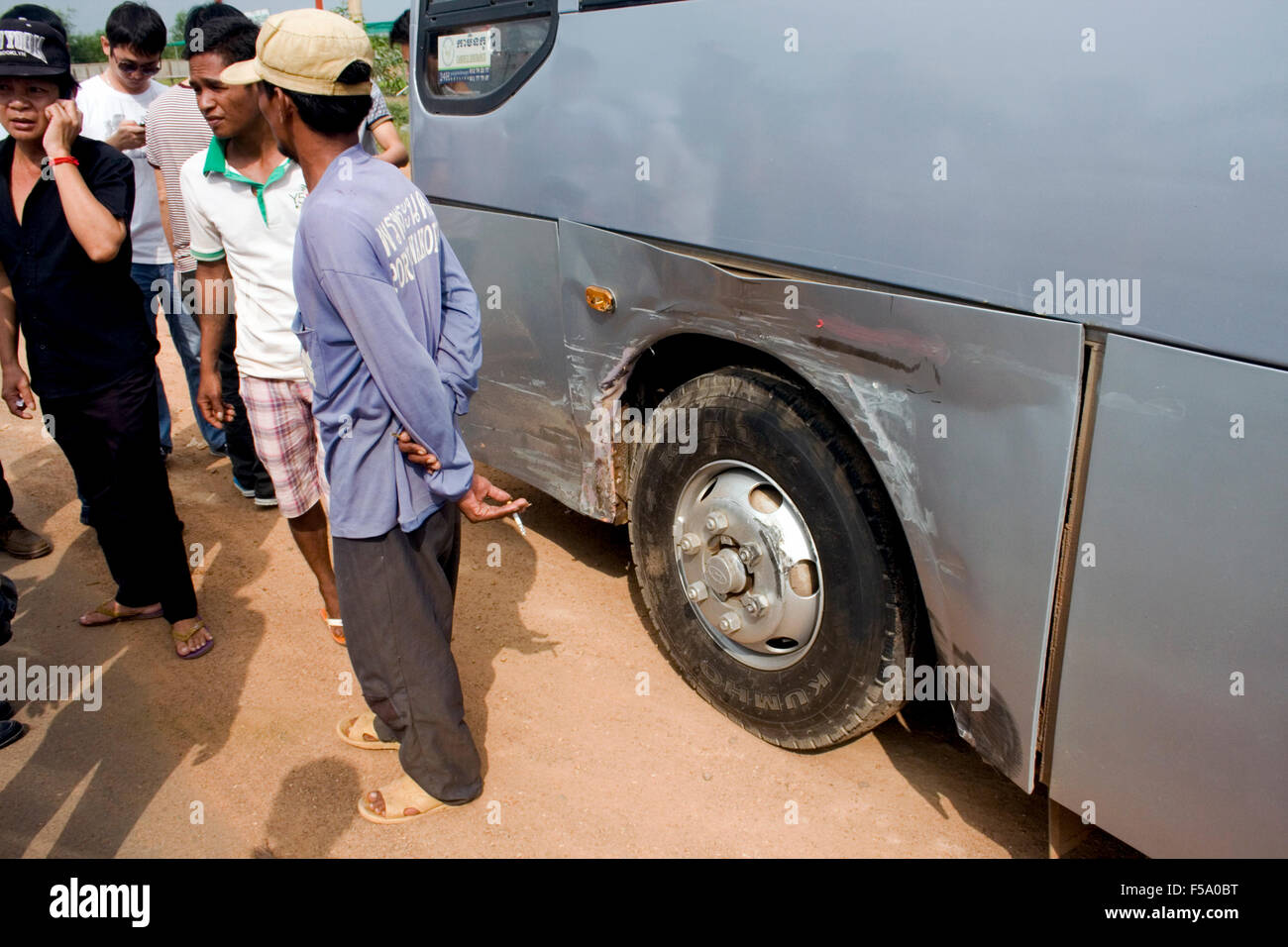 Les participants sont réunis près de la suite d'une collision entre une voiture Toyota et un autobus d'excursion sur la Route Nationale 6 près de Skun, Cambodge Banque D'Images