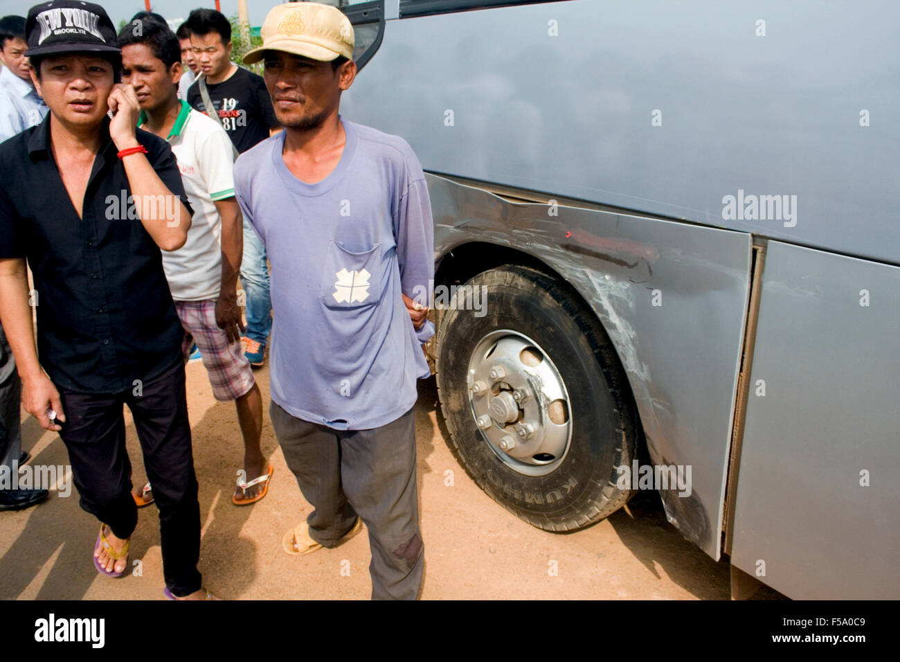 Les participants sont réunis près de la suite d'une collision entre une voiture Toyota et un autobus d'excursion sur la Route Nationale 6 près de Skun, Cambodge Banque D'Images