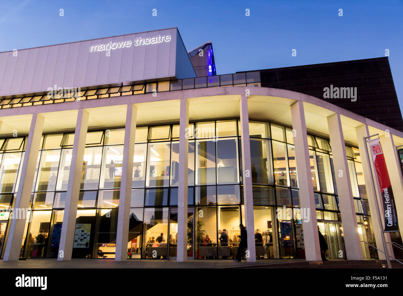 Vue de nuit Nouveau moderne Théâtre Marlowe Canterbury Kent UK Banque D'Images