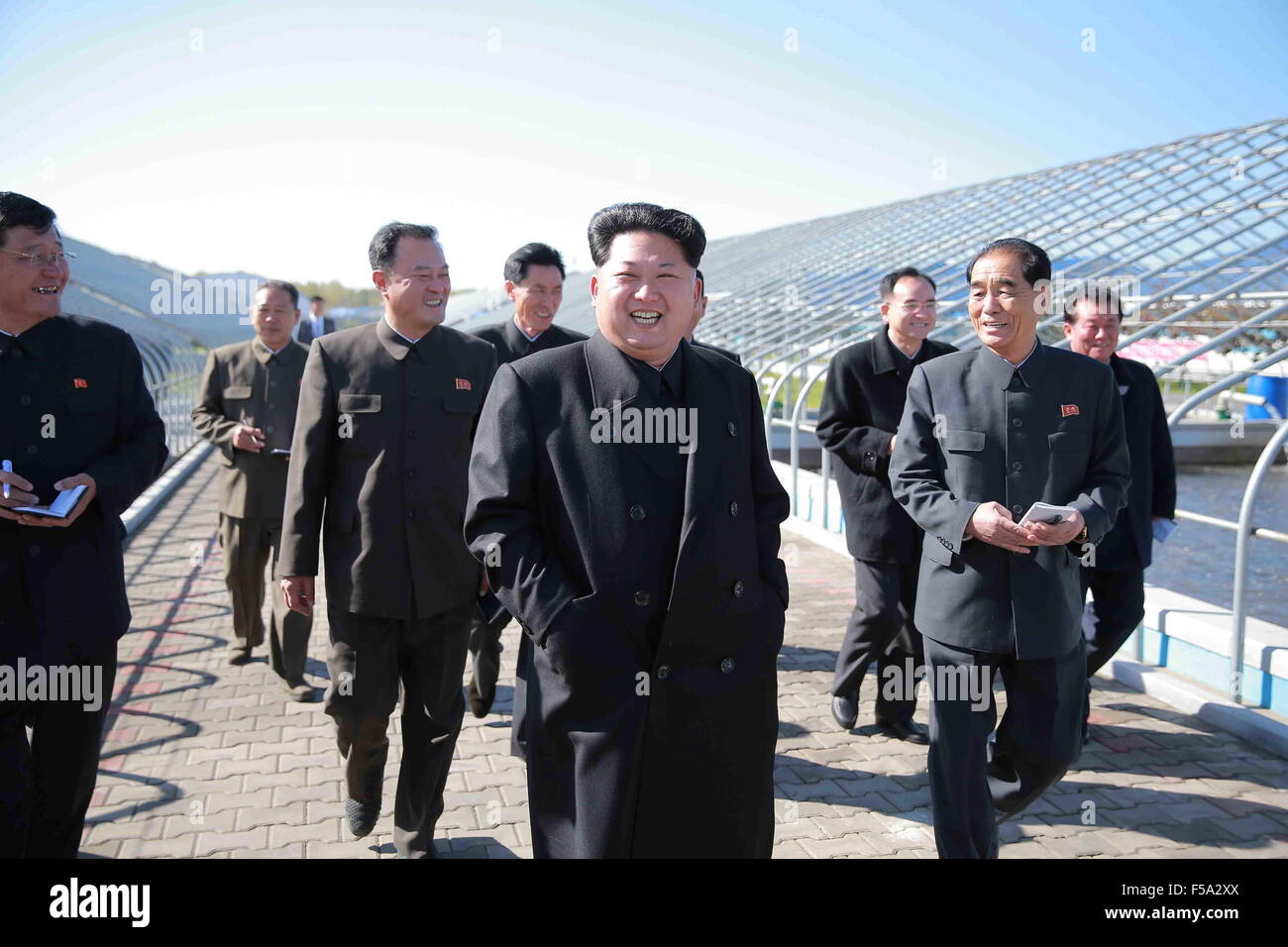 Pyongyang. 31 octobre, 2015. Photo fournie par Korean Central News Agency (KCNA) Le 31 octobre 2015 montre top chef de la République populaire démocratique de Corée (RPDC) Kim Jong Un (avant) de donner des conseils sur le terrain à la barbue de Pyongyang, RPDC Pyongyang à la ferme. Credit : KCNA/Xinhua/Alamy Live News Banque D'Images