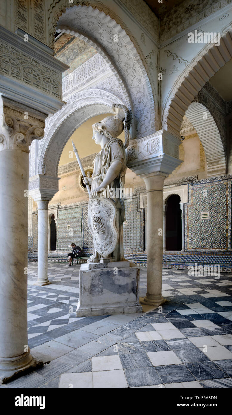 Espagne, Andalousie, Séville, la Casa de Pilatos, statue romaine dans la cour Banque D'Images