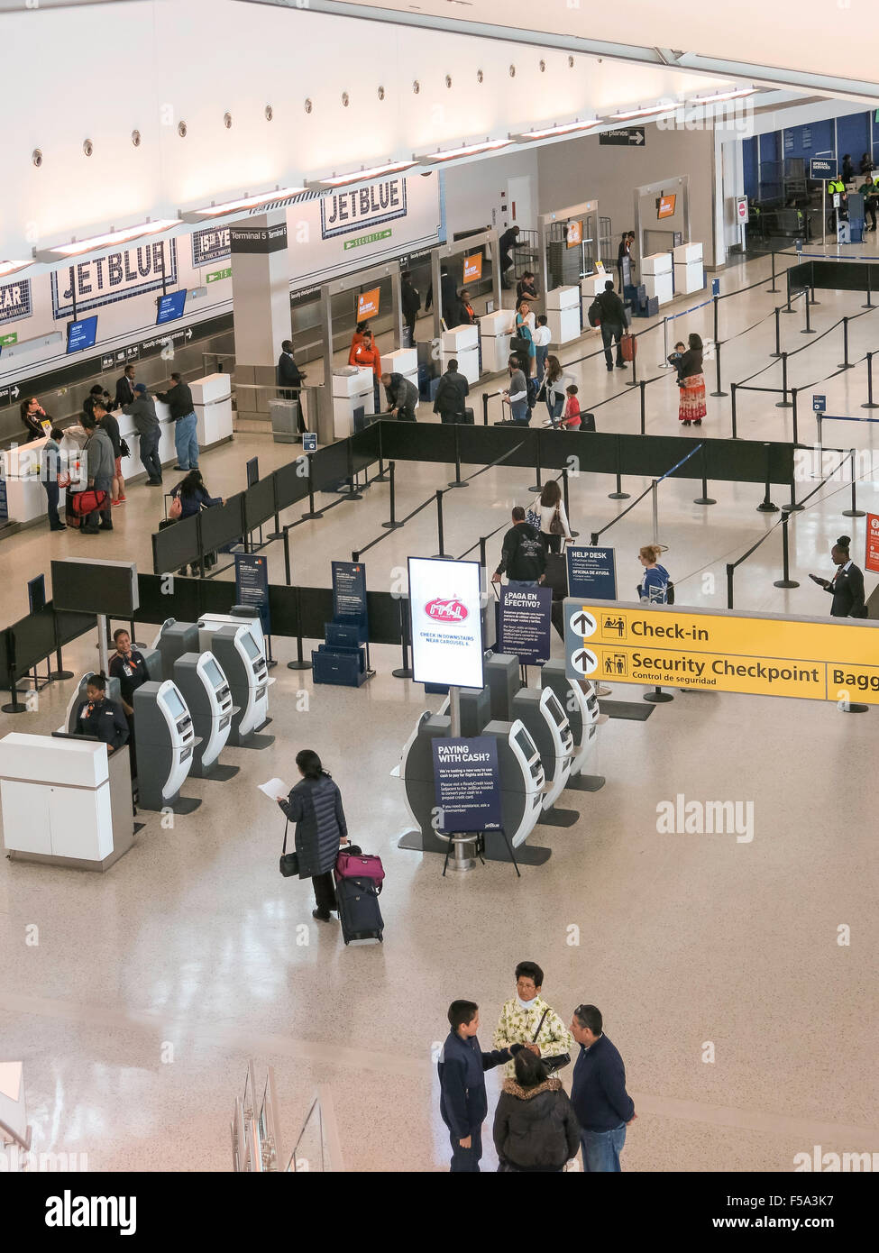 Billetterie et les vérifier dans la zone, Jet Blue, Terminal 5, Aéroport international John F. Kennedy, New York Banque D'Images