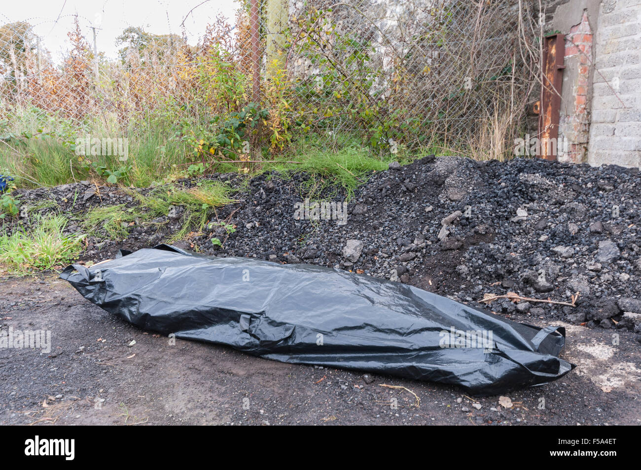 Un corps à l'intérieur d'un sac de corps à un endroit isolé. Banque D'Images