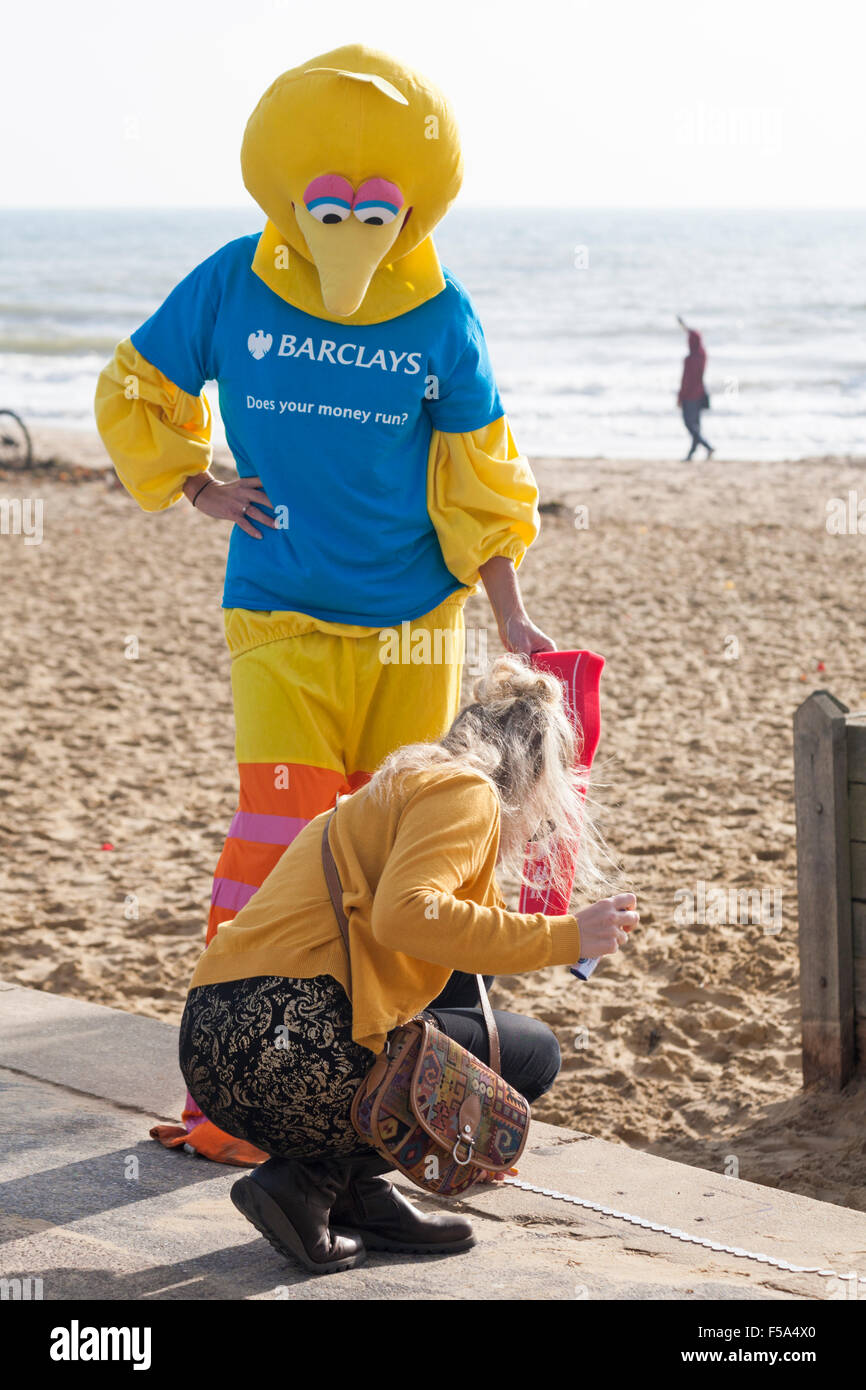 Bournemouth, Dorset, UK. 31 octobre 2015. Une tentative est en cours pour construire un mille de 10 pence-pièces entre Bournemouth et Boscombe Piers. L'événement, intitulé argent Halloween Mile, est de l'aide de l'AOK de Rucksack Appel, qui fournit des sacs à dos d'urgence d'articles essentiels aux nouveaux sans-abri recensés par les organismes professionnels. Quelqu'un a calculé qu'un mille est apparemment 1609344 millimètres, une pièce de 10 pence est de 24 mm, de sorte que dans l'hypothèse d'un mile parfaitement droit exact et sans espace de 67056 pièces de monnaie sont nécessaires, d'une valeur de €6705. Credit : Carolyn Jenkins/Alamy Live News Banque D'Images