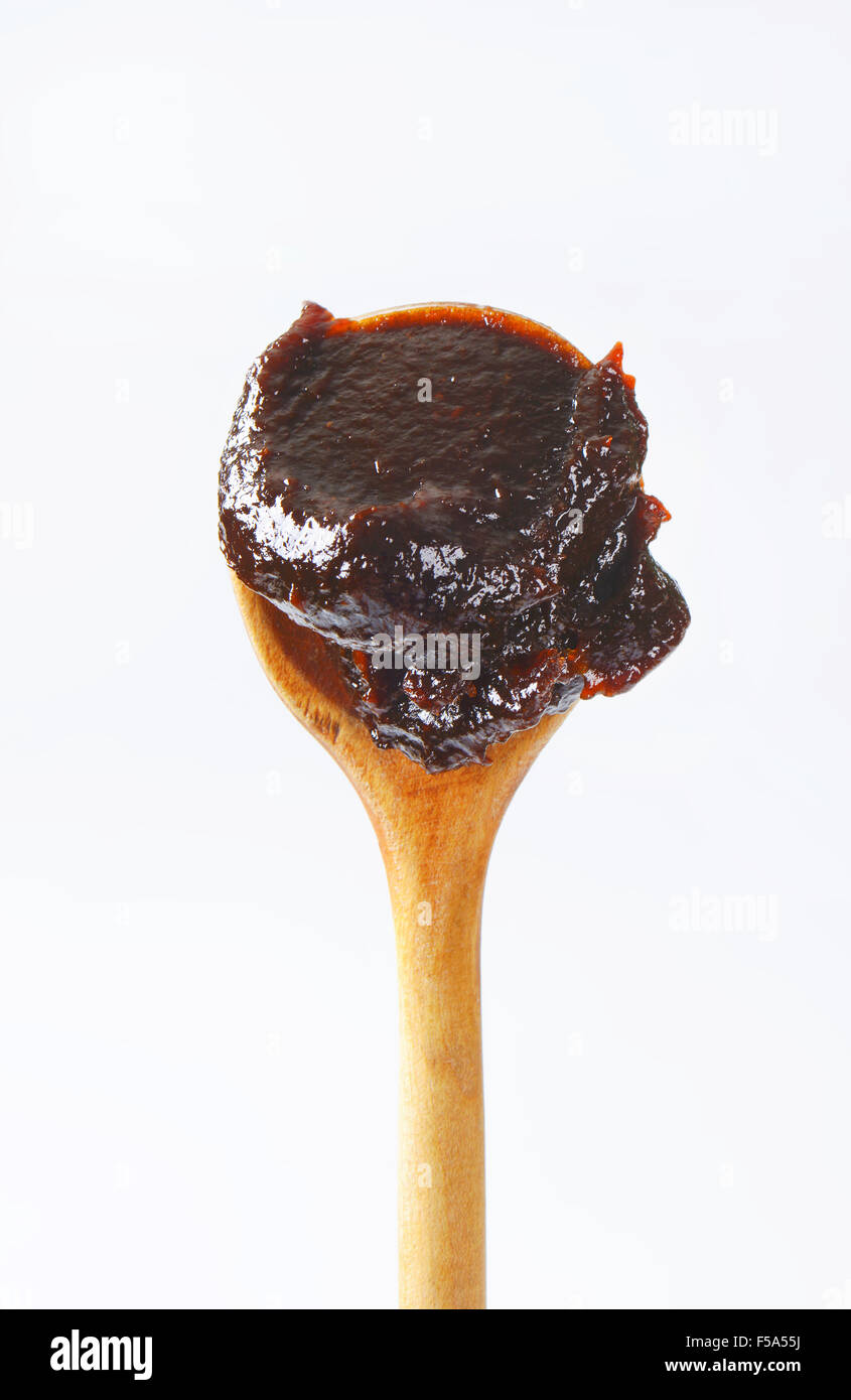 Plum préserver sur cuillère en bois Banque D'Images