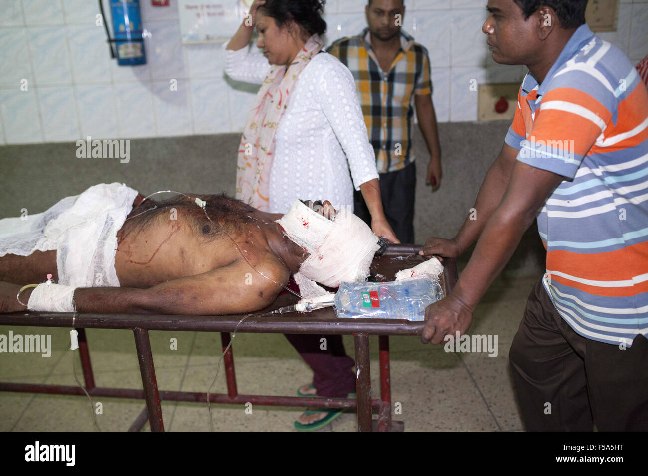 Dhaka, Bangladesh. 31 octobre, 2015. L'équipe médicale : Ahmed Jashim tenant à l'intérieur de Lafé-baleng ICU Dhaka Medical College Hospital à Dhaka le 31 octobre, 2015.Deux blogueurs et écrivains - Ahmedur Lafé-baleng Rashid, Sudeep Kumar Barman et Tarek Rahim, ont été piratés dans le domaine Lalmatia le dimanche après-midi. Lafé-baleng Ahmed Rashid est un éditeur, Shuddhaswar prokashani de propriétaire. Il a publié plusieurs livres de tué blogger Avijit Roy. Autour de 3:50h, ils ont été emmenés à Dhaka Medical College Hospital. Tarique Lafé-baleng et ont été prises pour l'exploitation du théâtre. Credit : ZUMA Press, Inc./Alamy Live News Banque D'Images