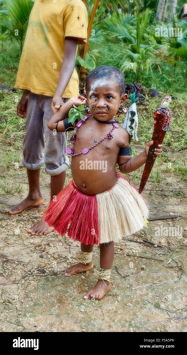 Enfant autochtone en vêtements traditionnels Kiriwina Island Banque D'Images