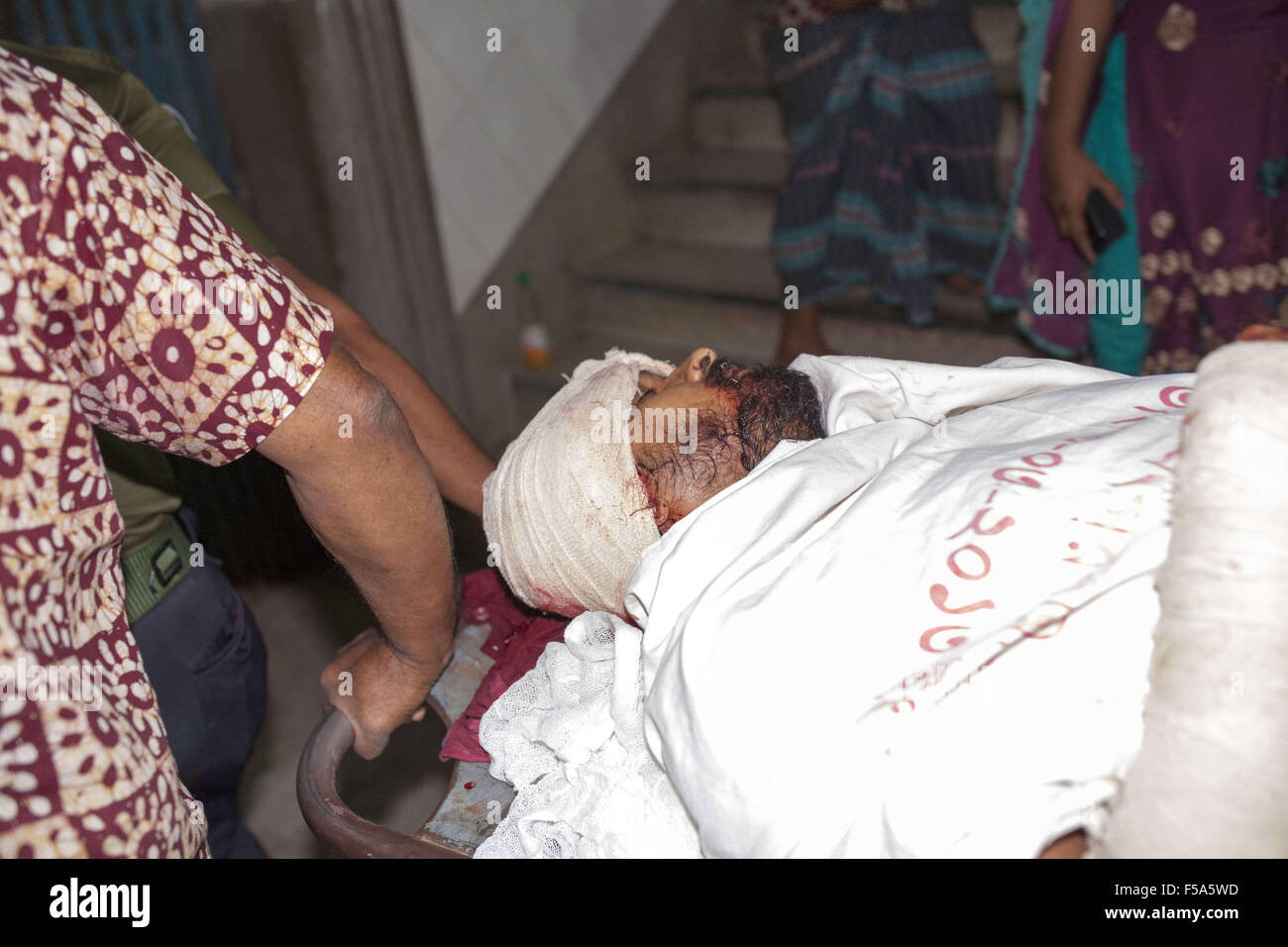 Dhaka, Bangladesh. 31 octobre, 2015. L'équipe médicale : prendre un blogger Rahim Tareq ICU intérieur de Dhaka Medical College Hospital à Dhaka le 31 octobre, 2015.Deux blogueurs et écrivains - Ahmedur Lafé-baleng Rashid, Sudeep Kumar Barman et Tarek Rahim, ont été piratés dans le domaine Lalmatia le dimanche après-midi. Lafé-baleng Ahmed Rashid est un éditeur, Shuddhaswar prokashani de propriétaire. Il a publié plusieurs livres de tué blogger Avijit Roy. Autour de 3:50h, ils ont été emmenés à Dhaka Medical College Hospital. Tarique Lafé-baleng et ont été prises pour l'exploitation du théâtre. Credit : ZUMA Press, Inc./Alamy Live News Banque D'Images