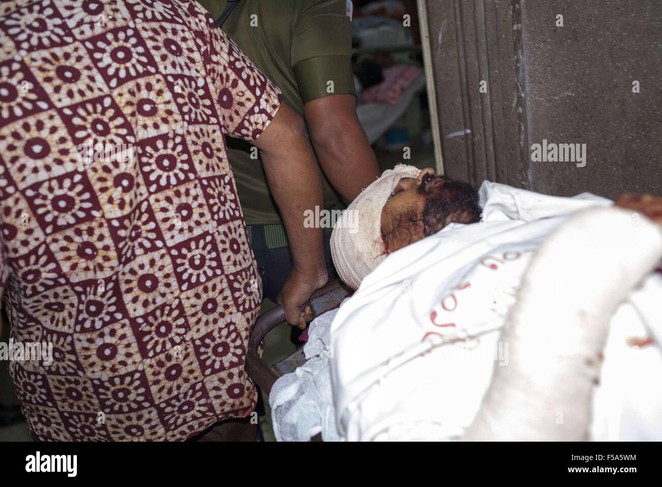 Dhaka, Bangladesh. 31 octobre, 2015. L'équipe médicale : prendre un blogger Rahim Tareq ICU intérieur de Dhaka Medical College Hospital à Dhaka le 31 octobre, 2015.Deux blogueurs et écrivains - Ahmedur Lafé-baleng Rashid, Sudeep Kumar Barman et Tarek Rahim, ont été piratés dans le domaine Lalmatia le dimanche après-midi. Lafé-baleng Ahmed Rashid est un éditeur, Shuddhaswar prokashani de propriétaire. Il a publié plusieurs livres de tué blogger Avijit Roy. Autour de 3:50h, ils ont été emmenés à Dhaka Medical College Hospital. Tarique Lafé-baleng et ont été prises pour l'exploitation du théâtre. Credit : ZUMA Press, Inc./Alamy Live News Banque D'Images