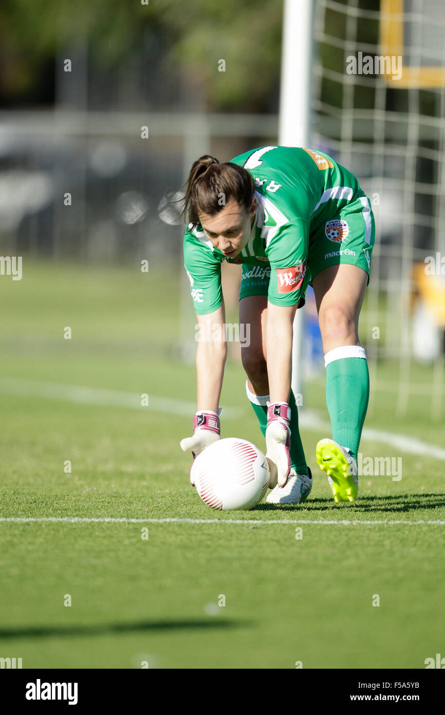 31.10.2015, Perth, Australie. Le Westfield W-League, ronde 3. Perth Glory FC par rapport à la ville de Melbourne. Arnold Mackenzie recueille les balle lâche. Banque D'Images