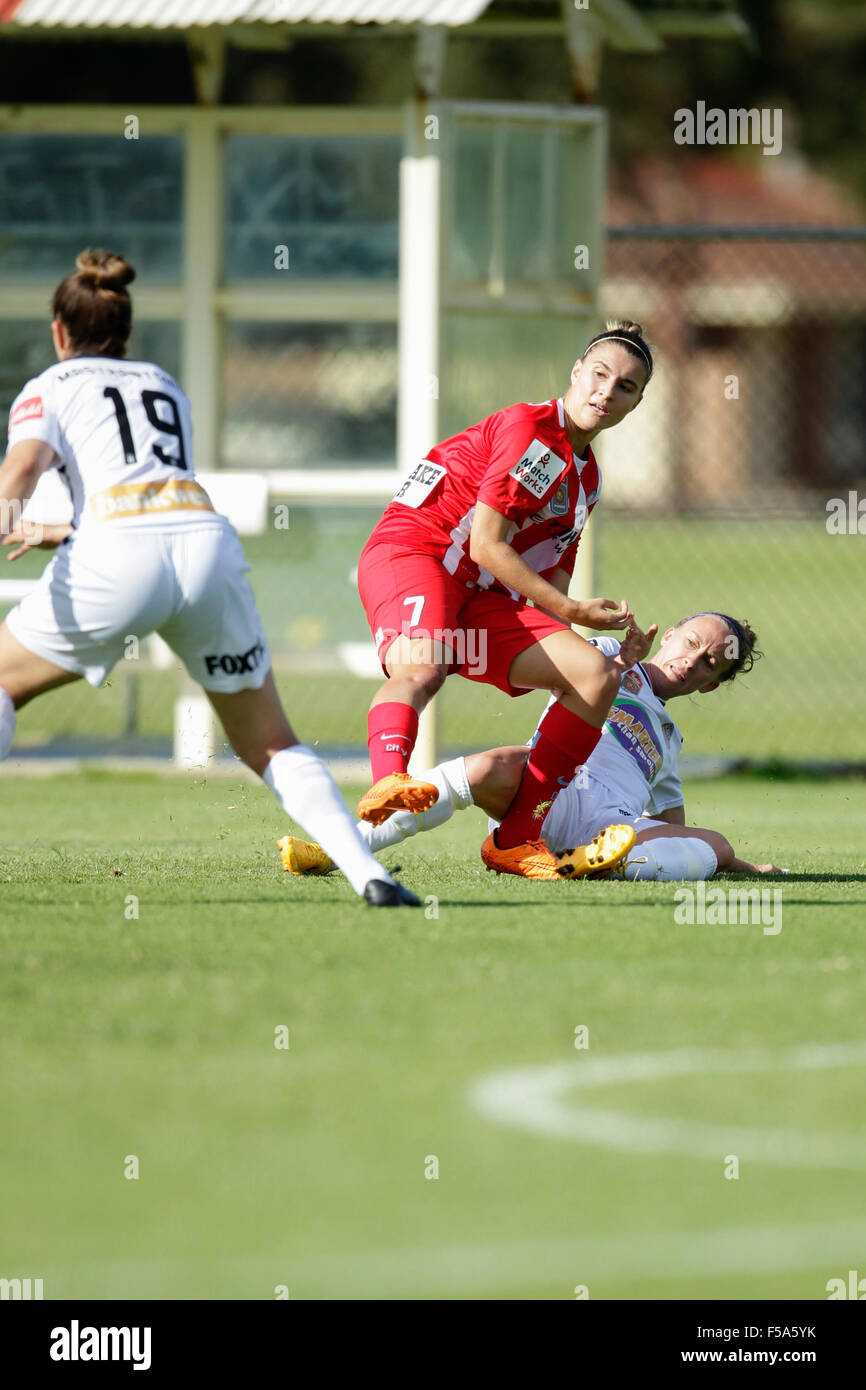 31.10.2015, Perth, Australie. Le Westfield W-League, ronde 3. Perth Glory FC par rapport à la ville de Melbourne. Kathryn Schubert s'attaque à Melbourne, Stephanie Cately. Banque D'Images