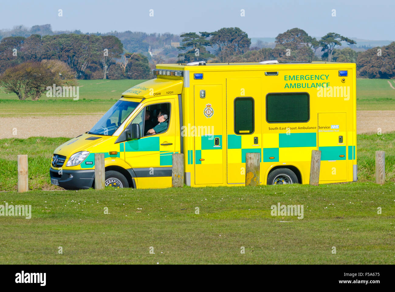 L'ambulance de la côte sud-est du NHS stationnée pendant que l'équipage prend un déjeuner, à West Sussex, en Angleterre, au Royaume-Uni. Mercedes Benz Sprinter. Banque D'Images