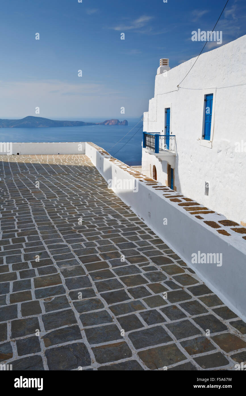 Vue sur mer de Plaka village de île de Milos, en Grèce. Banque D'Images