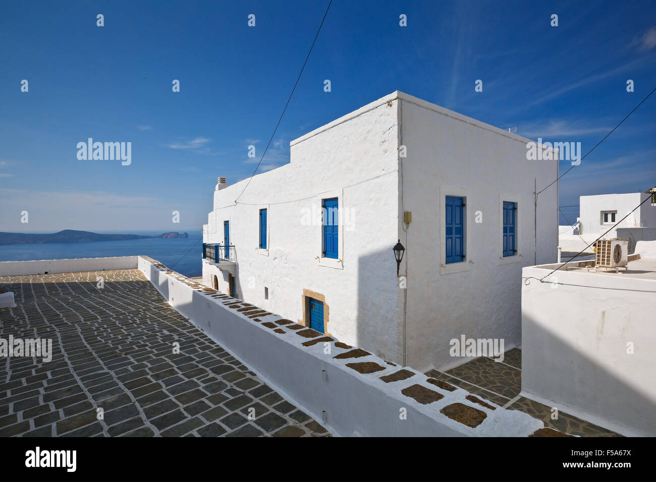 Vue sur mer de Plaka village de île de Milos, en Grèce. Banque D'Images