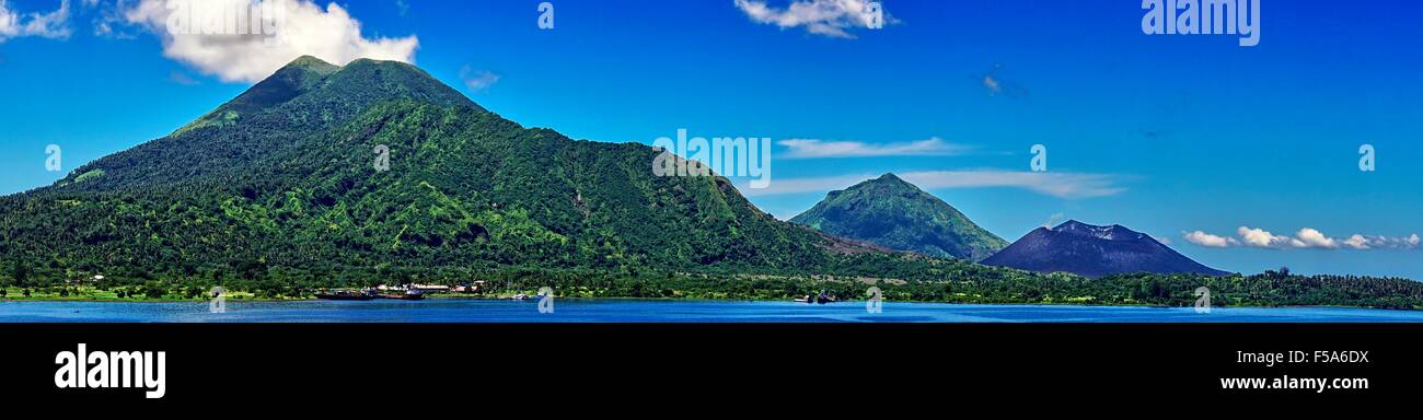 Rabaul PNG Papouasie-Nouvelle-Guinée mont Tavurvur volcan actif Vue panoramique Banque D'Images