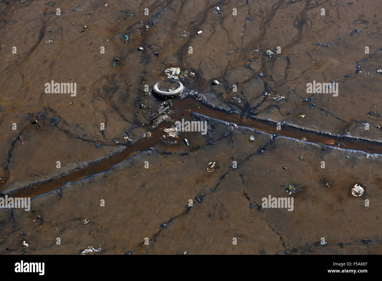 Sentier à l'intérieur bateau de boue et de déchets - Baie de Guanabara une fois l'écosystème riche et diversifiée a subi d'importants dommages au cours des dernières décennies, en particulier le long de ses zones de mangroves - garbage à côté de l'aéroport International de Rio de Janeiro, Brésil. Banque D'Images