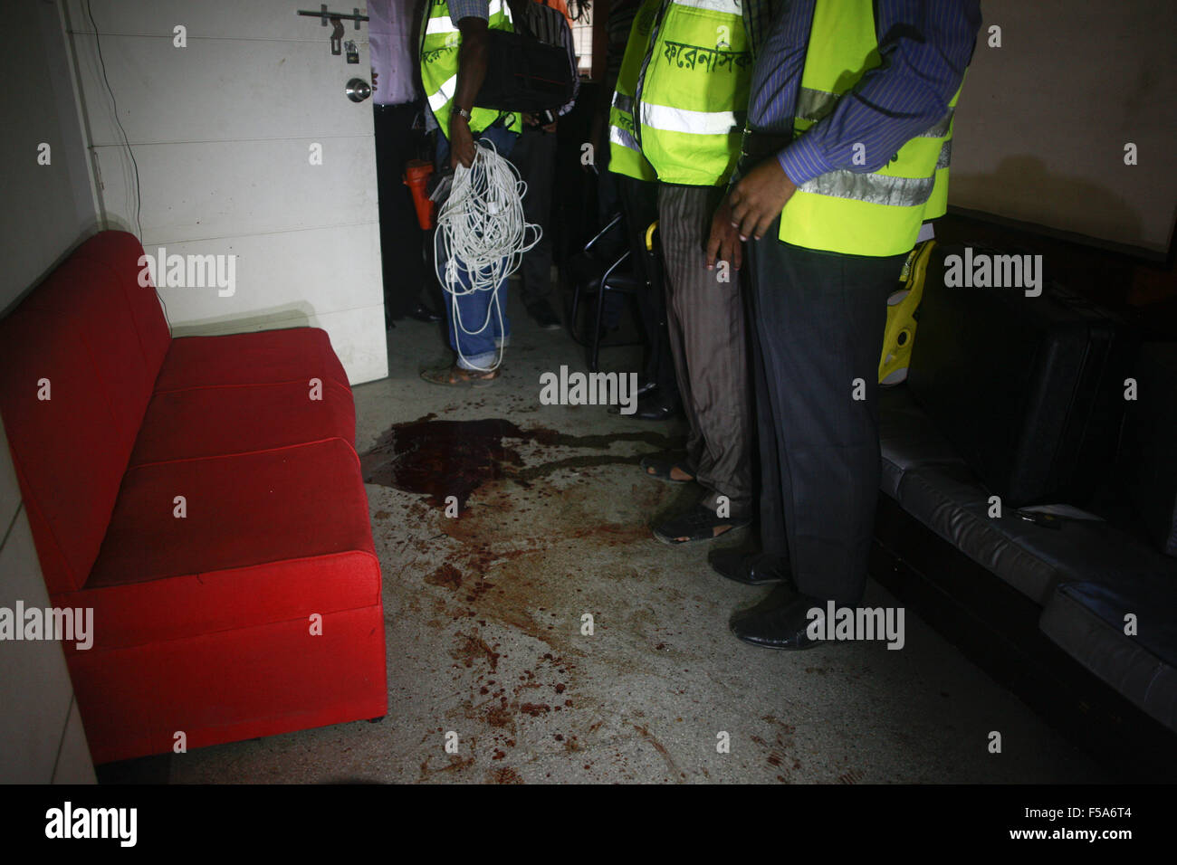 Dhaka, Bangladesh. 31 octobre, 2015. La police bangladaise enquêter sur la scène de crime où des inconnus ont attaqué un éditeur et deux autres à Dhaka, dont la maison d'édition avait, parmi ses auteurs, les morts auteur-blogger Avijit Roy, Dhaka, Bangladesh. Credit : Suvra Kanti Das/ZUMA/Alamy Fil Live News Banque D'Images