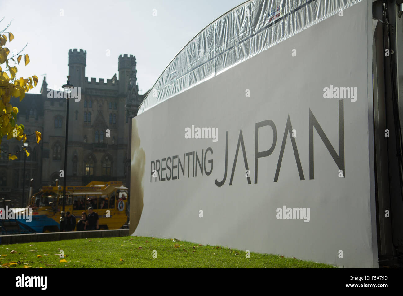 Londres, Royaume-Uni. 31 octobre 2015. Rugby fans assister à la dernière journée du Pavillon du Japon au QEII Conference Centre aussi sur la dernière journée de la Coupe du Monde de Rugby 2015 tournoi. Le Japon accueillera le prochain tournoi en 2019 et les Jeux Olympiques et Paralympiques en 2020. Credit : Elsie Kibue/Alamy Live News Banque D'Images