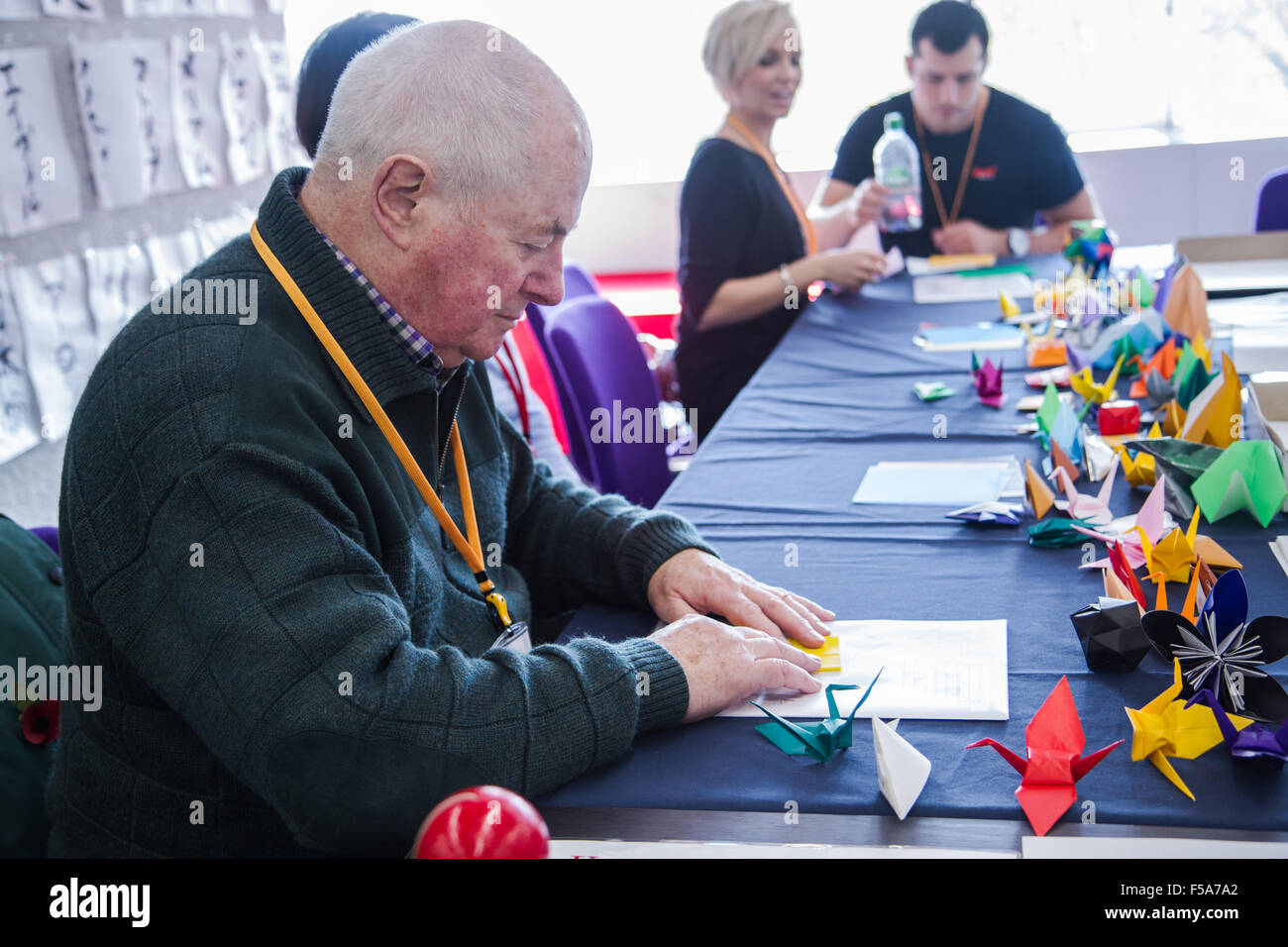 Londres, Royaume-Uni. 31 octobre 2015. Rugby fans apprendre l'art de l'origami sur la dernière journée du Pavillon du Japon au QEII Conference Centre aussi sur la dernière journée de la Coupe du Monde de Rugby 2015 tournoi. Le Japon accueillera le prochain tournoi en 2019 et les Jeux Olympiques et Paralympiques en 2020. Credit : Elsie Kibue/Alamy Live News Banque D'Images