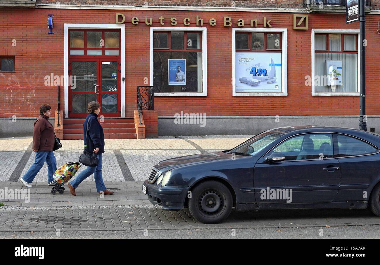 Gdansk, Pologne 31er octobre 2015, le taux d'impôt sur les actifs bancaires, étant considérés par la Loi et Justice (PiS), pourrait varier en fonction du type de l'actif. PiS, qui a remporté l'élection polonaise le dimanche, a dit qu'il voulait l'actif des banques de l'impôt à 0,39  % à partir de 2016. Sur la photo : deux dames à pied en face de Deutche Bank Building à Gdansk Crédit : Michal Fludra/Alamy Live News Banque D'Images