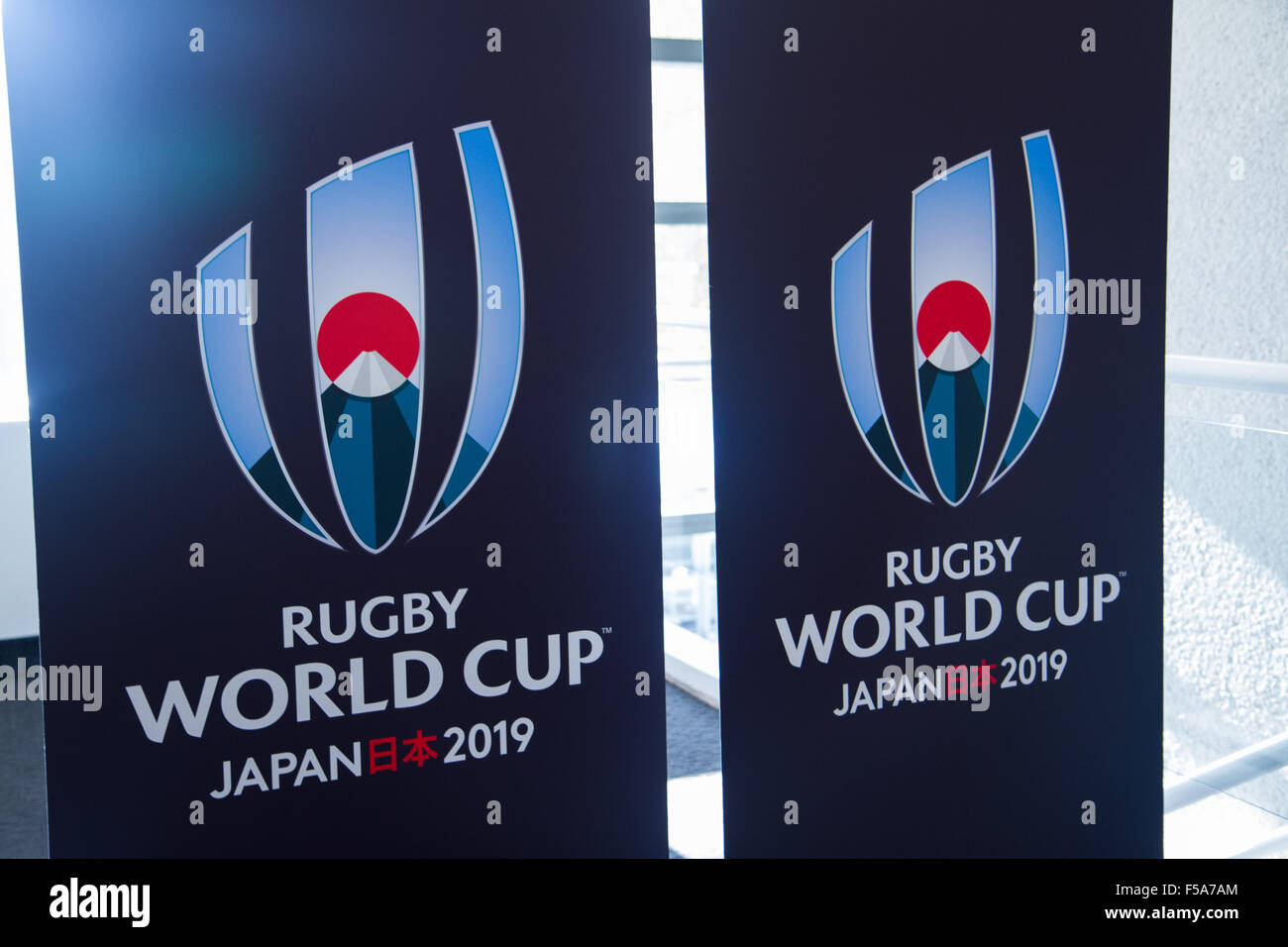 Londres, Royaume-Uni. 31 octobre 2015. Le nouveau logo de la Coupe du Monde de Rugby pour le Japon 2019 le rugby fans assister à la dernière journée du Pavillon du Japon au QEII Conference Centre aussi sur la dernière journée de la Coupe du Monde de Rugby 2015 tournoi. Le Japon accueillera le prochain tournoi en 2019 et les Jeux Olympiques et Paralympiques en 2020. Credit : Elsie Kibue/Alamy Live News Banque D'Images