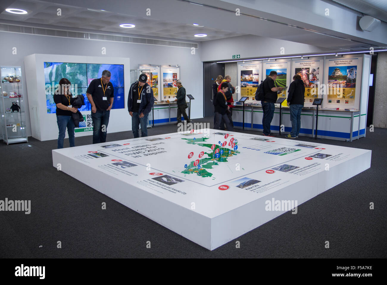 Londres, Royaume-Uni. 31 octobre 2015. Rugby fans assister à la dernière journée du Pavillon du Japon au QEII Conference Centre aussi sur la dernière journée de la Coupe du Monde de Rugby 2015 tournoi. Le Japon accueillera le prochain tournoi en 2019 et les Jeux Olympiques et Paralympiques en 2020. Credit : Elsie Kibue/Alamy Live News Banque D'Images