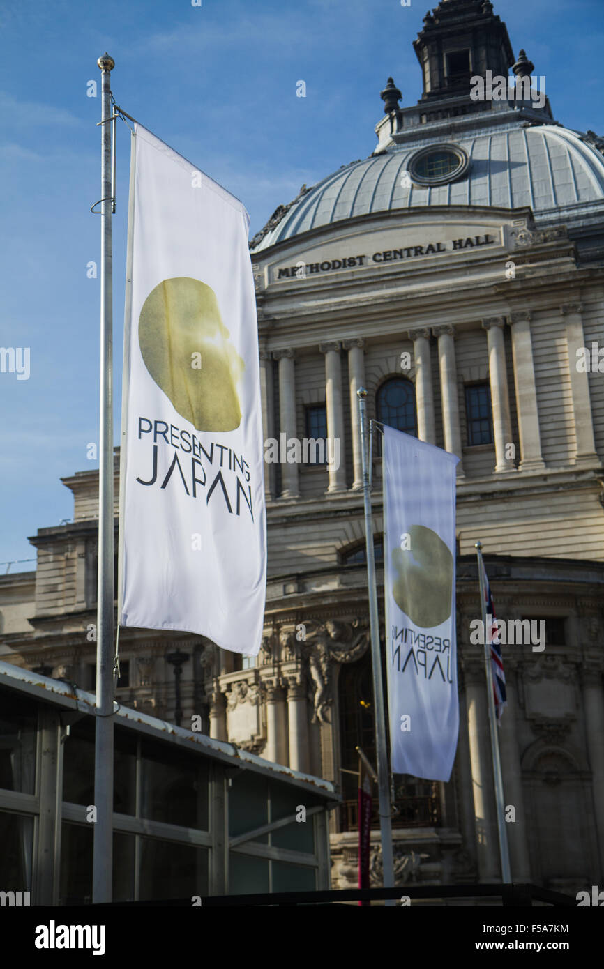 Londres, Royaume-Uni. 31 octobre 2015. Rugby fans assister à la dernière journée du Pavillon du Japon au QEII Conference Centre aussi sur la dernière journée de la Coupe du Monde de Rugby 2015 tournoi. Le Japon accueillera le prochain tournoi en 2019 et les Jeux Olympiques et Paralympiques en 2020. Credit : Elsie Kibue/Alamy Live News Banque D'Images