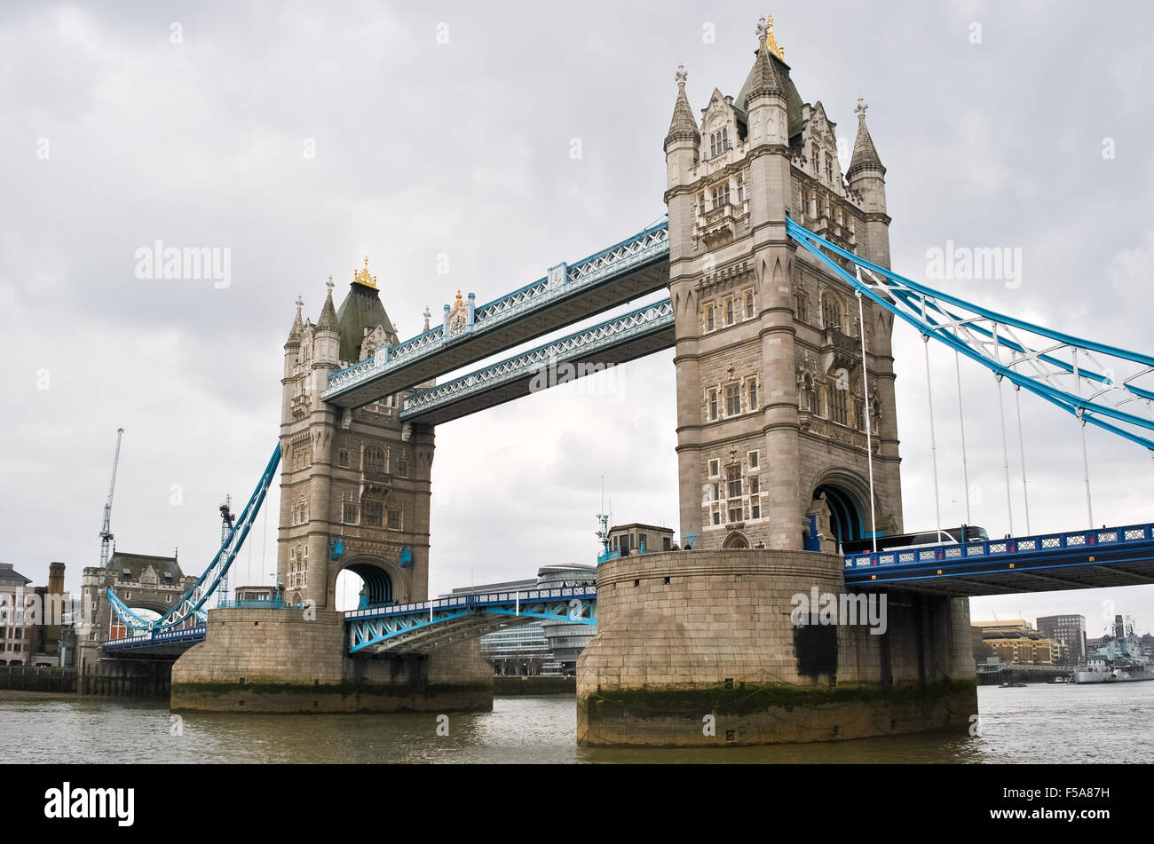 Tower Bridge sur la Tamise, à Londres (UK) Banque D'Images