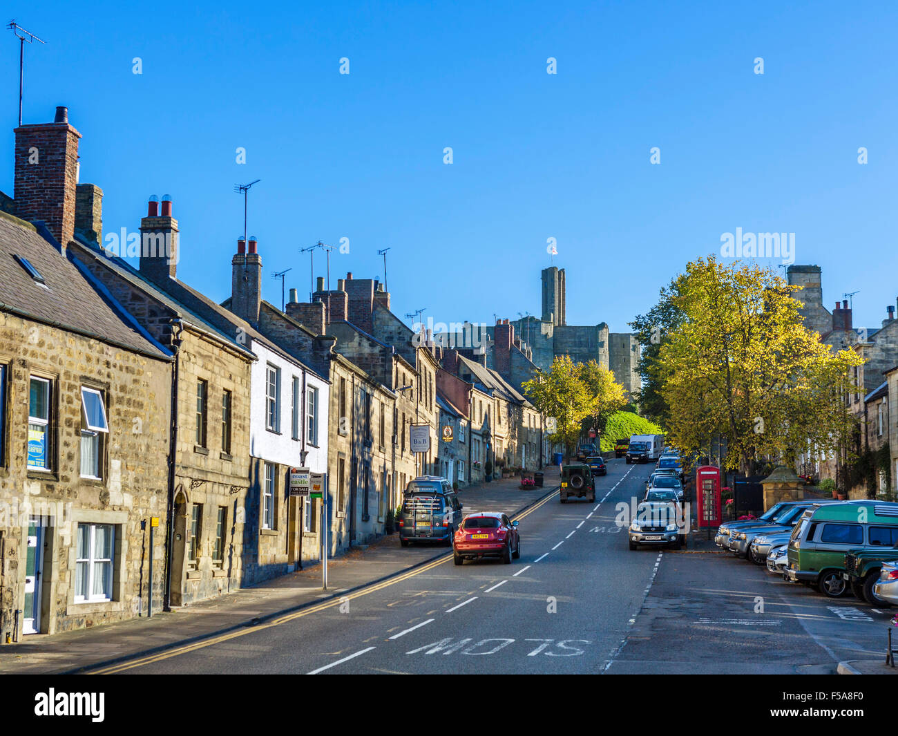 Castle Street lin centre du village, à la recherche vers le château, Warkworth, Northumberland, England, UK Banque D'Images