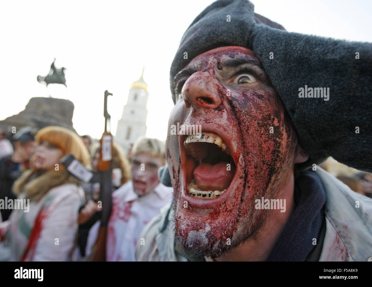 Kiev, Ukraine. 31 octobre, 2015. Personnes prennent part à la ''Zombie Walk'', dédié à l'Halloween, dans le centre de Kiev, Ukraine, 31 octobre, 2015. Crédit : Serg Glovny/ZUMA/Alamy Fil Live News Banque D'Images