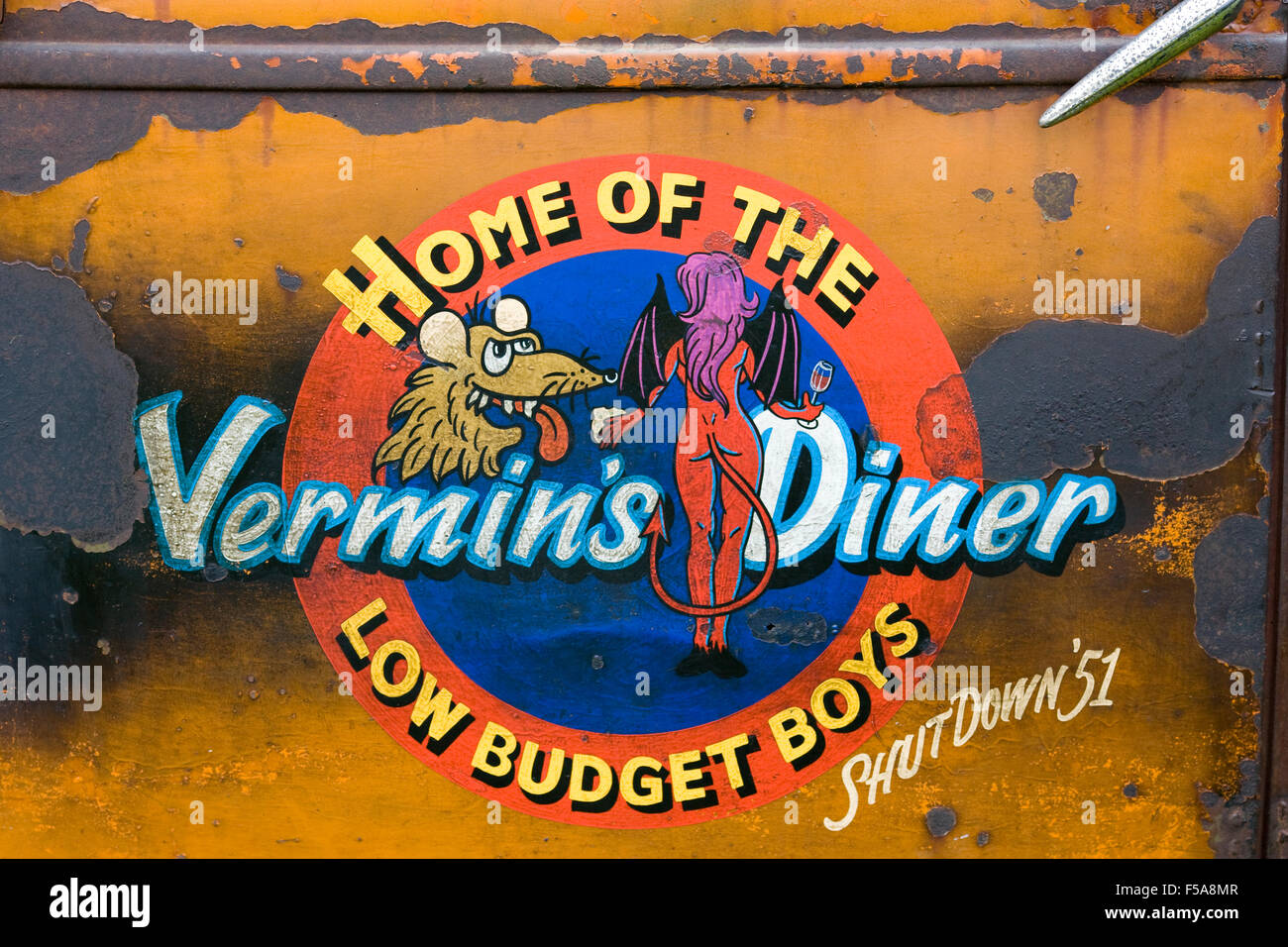 Accueil de l'vermins dîner 'faible budget Boys' sur le côté d'un pick up Chevrolet 1936 tige de rat Banque D'Images Accueil de l'vermins dîner 'faible budget Boys' sur le côté d'un pick up Chevrolet 1936 tige de rat Banque D'Images