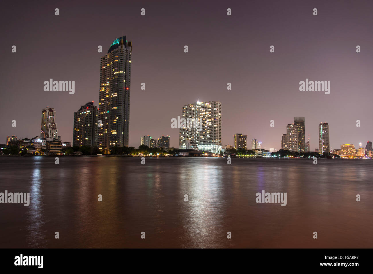 Chao Phraya et skyline at night, Bangkok, Thaïlande Banque D'Images
