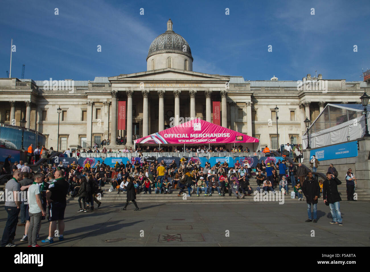 Londres, Royaume-Uni. 31 octobre 2015. La Nouvelle-Zélande v Australia fans au Trafalgar Square Fanzone profiter de la finale de la Coupe du Monde de Rugby 2015 par s'imprégner de l'atmosphère et l'action match sur grand écran. Credit : Elsie Kibue/Alamy Live News Banque D'Images