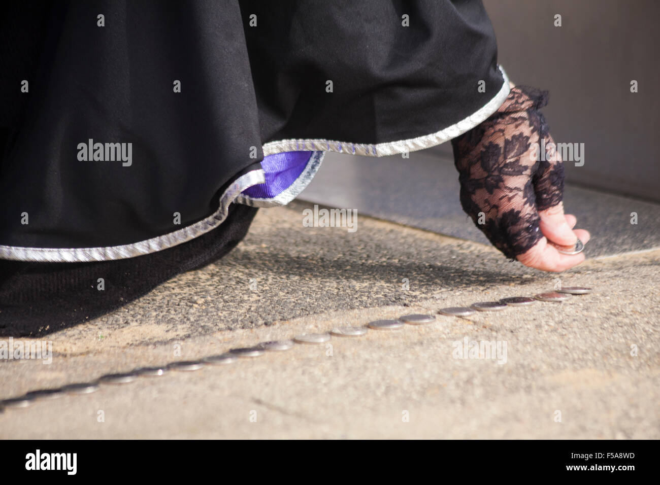 Bournemouth, Dorset, UK. 31 octobre 2015. Une tentative est en cours pour construire un mille de 10 pence-pièces entre Bournemouth et Boscombe Piers. L'événement, intitulé argent Halloween Mile, est de l'aide de l'AOK de Rucksack Appel, qui fournit des sacs à dos d'urgence d'articles essentiels aux nouveaux sans-abri recensés par les organismes professionnels. Quelqu'un a calculé qu'un mille est apparemment 1609344 millimètres, une pièce de 10 pence est de 24 mm, de sorte que dans l'hypothèse d'un mile parfaitement droit exact et sans espace de 67056 pièces de monnaie sont nécessaires, d'une valeur de €6705.60 Crédit : Carolyn Jenkins/Alamy Live News Banque D'Images