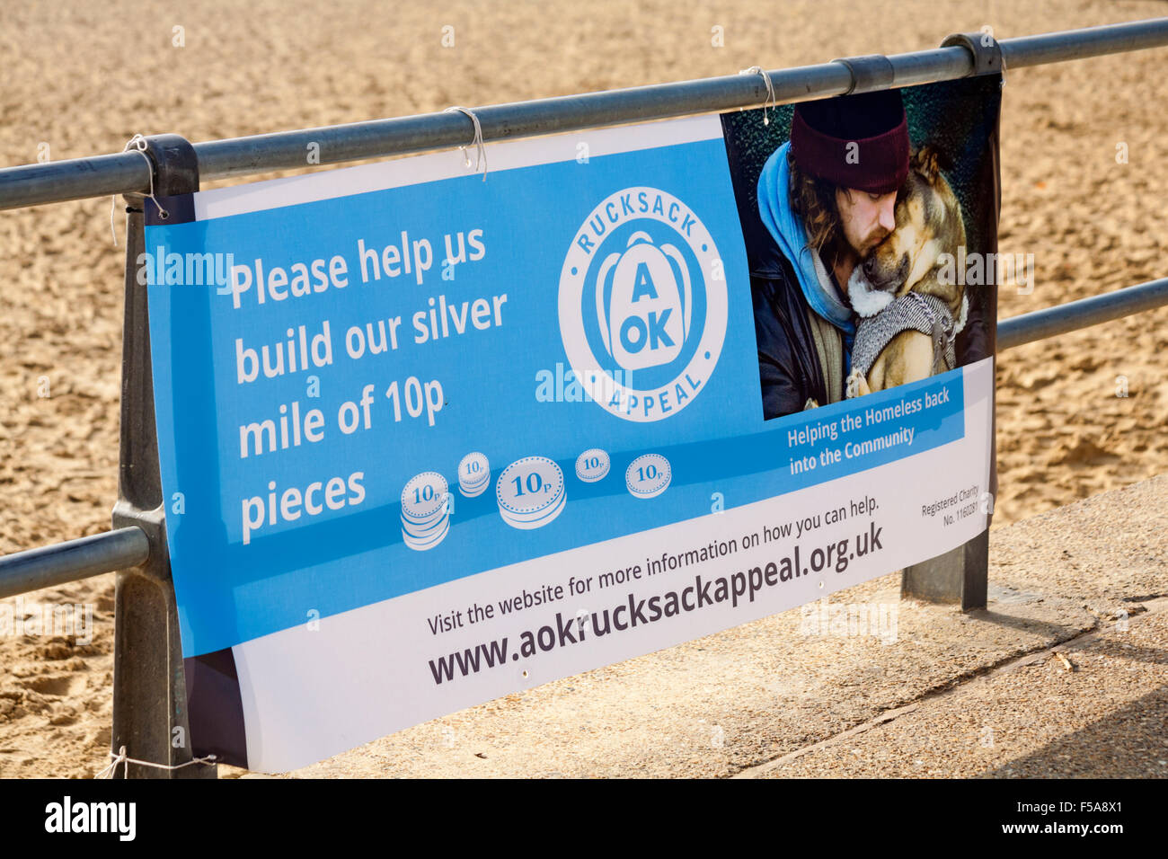 Bournemouth, Dorset, UK. 31 octobre 2015. Une tentative est en cours pour construire un mille de 10 pence-pièces entre Bournemouth et Boscombe Piers. L'événement, intitulé argent Halloween Mile, est de l'aide de l'AOK de Rucksack Appel, qui fournit des sacs à dos d'urgence d'articles essentiels aux nouveaux sans-abri recensés par les organismes professionnels. Quelqu'un a calculé qu'un mille est apparemment 1609344 millimètres, une pièce de 10 pence est de 24 mm, de sorte que dans l'hypothèse d'un mile parfaitement droit exact et sans espace de 67056 pièces de monnaie sont nécessaires, d'une valeur de €6705.60 Crédit : Carolyn Jenkins/Alamy Live News Banque D'Images
