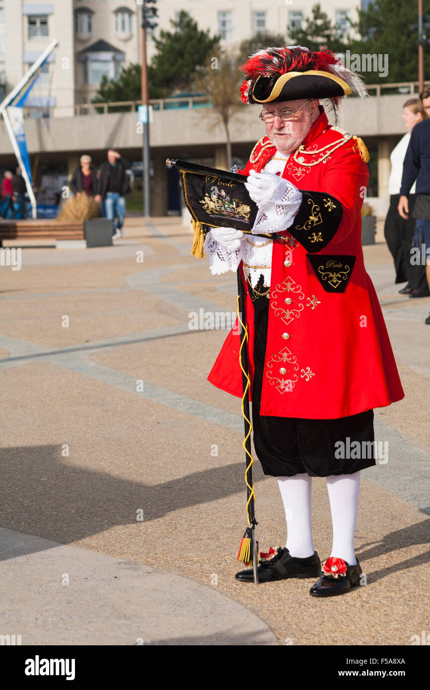 Bournemouth, Dorset, UK. 31 octobre 2015. Une tentative est en cours pour construire un mille de 10 pence-pièces entre Bournemouth et Boscombe Piers. L'événement, intitulé argent Halloween Mile, est de l'aide de l'AOK de Rucksack Appel, qui fournit des sacs à dos d'urgence d'articles essentiels aux nouveaux sans-abri recensés par les organismes professionnels. Quelqu'un a calculé qu'un mille est apparemment 1609344 millimètres, une pièce de 10 pence est de 24 mm, de sorte que dans l'hypothèse d'un mile parfaitement droit exact et sans espace de 67056 pièces de monnaie sont nécessaires, d'une valeur de €6705.60 Crédit : Carolyn Jenkins/Alamy Live News Banque D'Images