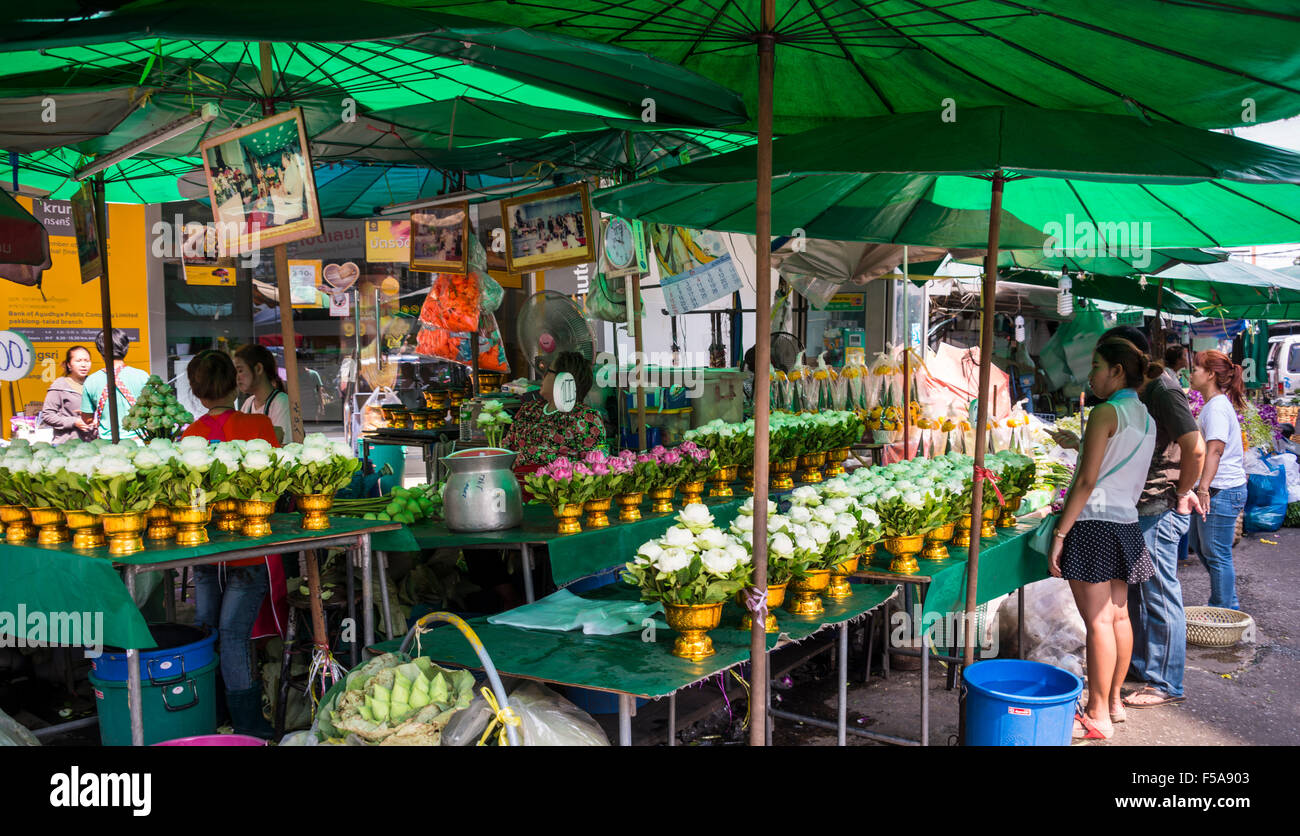 Un fleuriste sur route, Yodpiman Flower Market, Bangkok, Thaïlande Banque D'Images