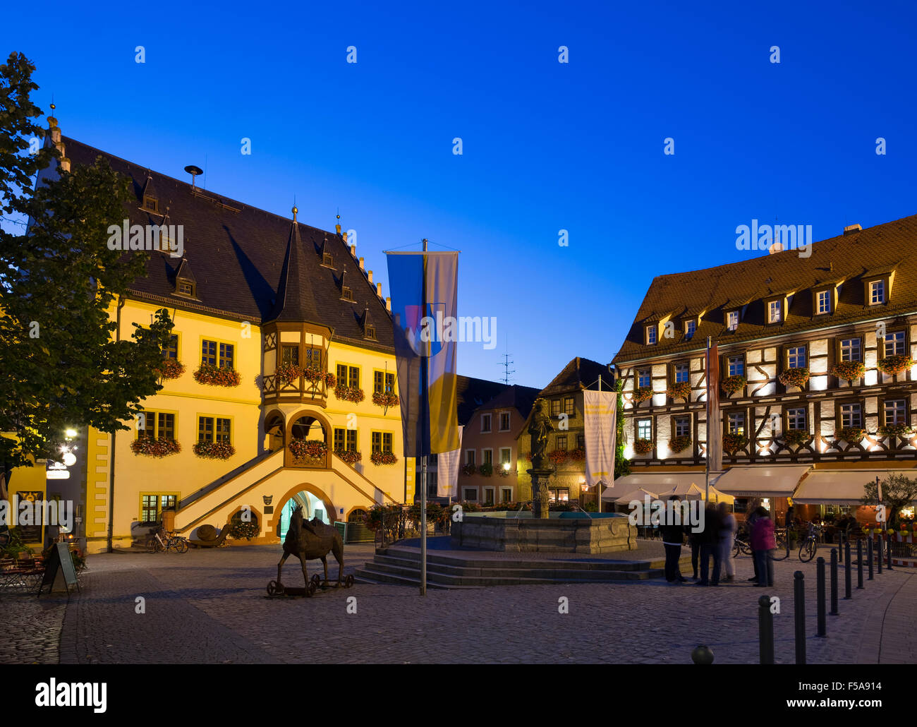Place du marché, l'hôtel de ville et Hôtel Behringer au crépuscule, Volkach, Franconia, en Basse-franconie, Franconia, Bavaria, Germany Banque D'Images