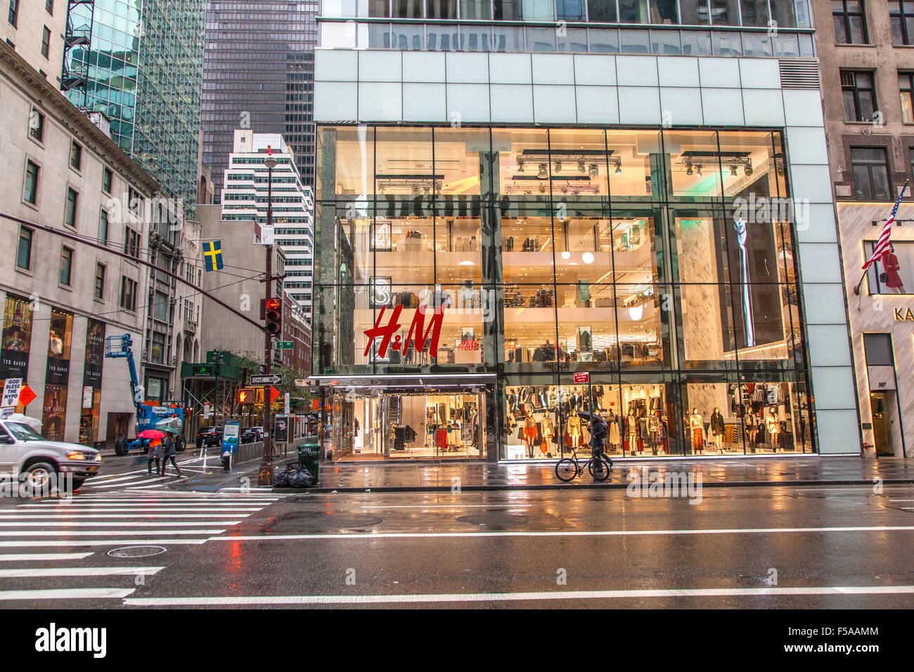 Magasin H & M, 5e Avenue New York City, États-Unis d'Amérique Photo Stock -  Alamy