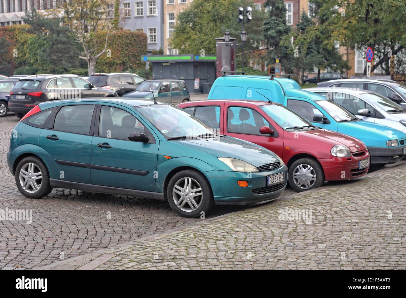 Gdansk, Pologne 31st, Octobre 2015 75 pour cent des voitures actuellement sur les routes polonaises sont plus de 10 ans. C'est le deuxième plus élevé dans l'Union européenne après la Lituanie, l'office statistique de l'UE dit eurotax. Sur la photo : 1ère génération Ford Focus et Renault Thalia vu garé à Gdansk. Credit : Michal Fludra/Alamy Live News Banque D'Images