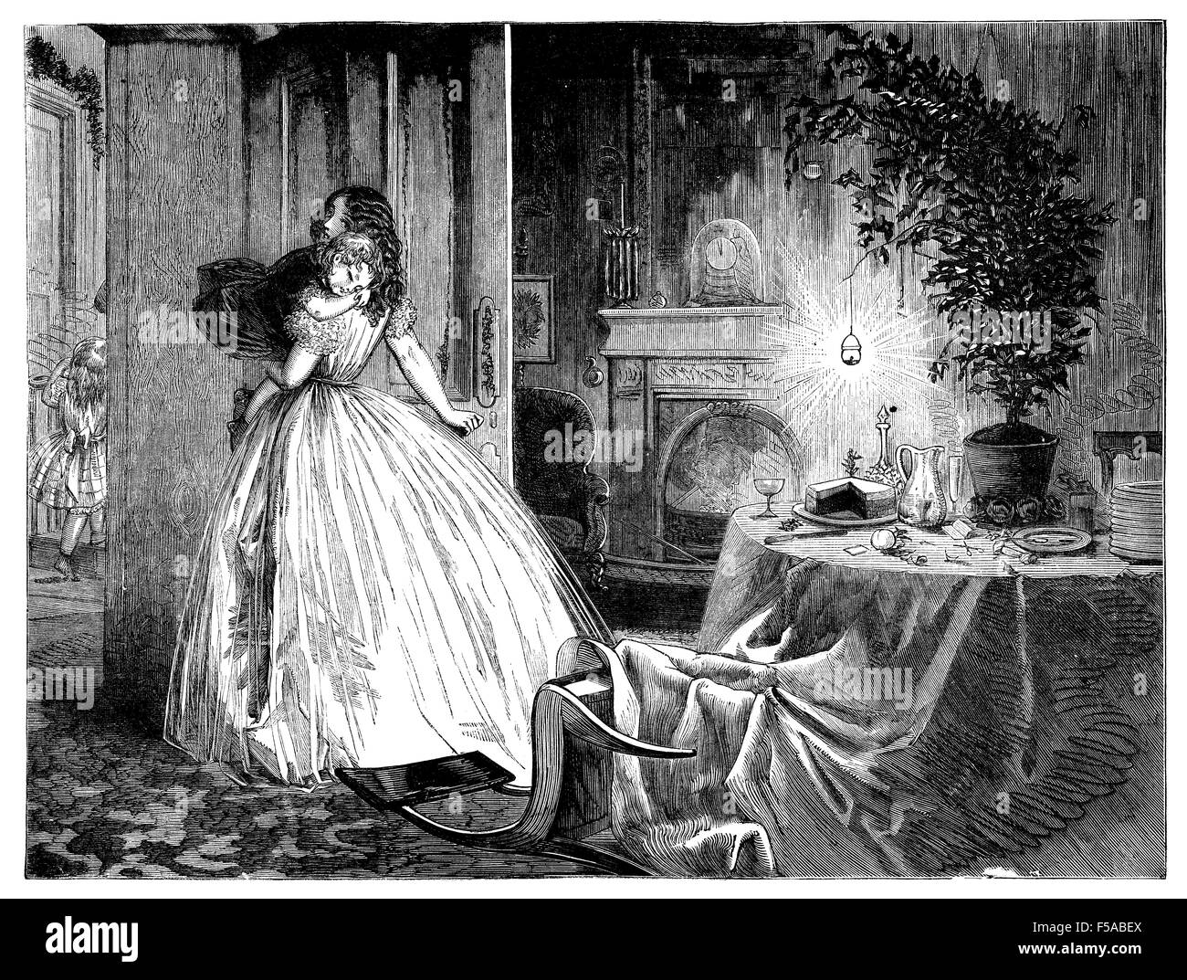 La veille de Noël, jeune mère porte dormir petite fille au lit, laissant le salon après soirée avec tombée chaise, arbre de Noël, la nourriture sur la table et les décorations de Noël Banque D'Images