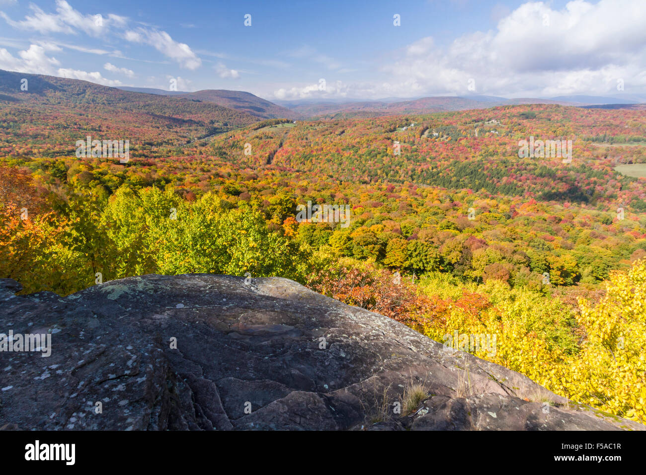 Les couleurs d'automne sur la crête de la brosse et Fleischmann Mountain vu depuis un rebord Monka Hill dans le nord de l'état des montagnes Catskill Banque D'Images