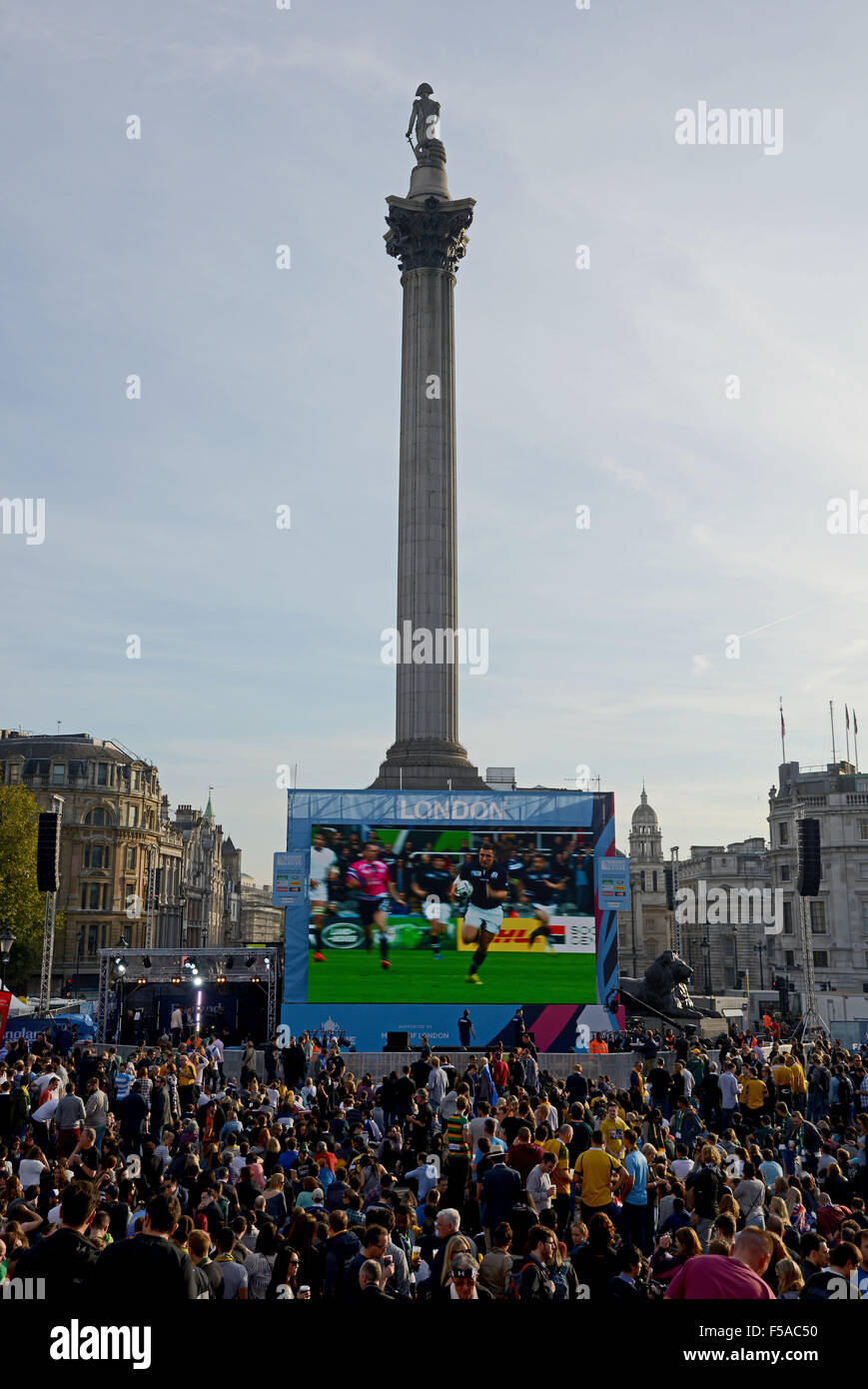 Finale de la Coupe du Monde de Rugby étant diffusés en direct sur grand écran à Trafalgar Square, Londres, Angleterre, Royaume-Uni Banque D'Images