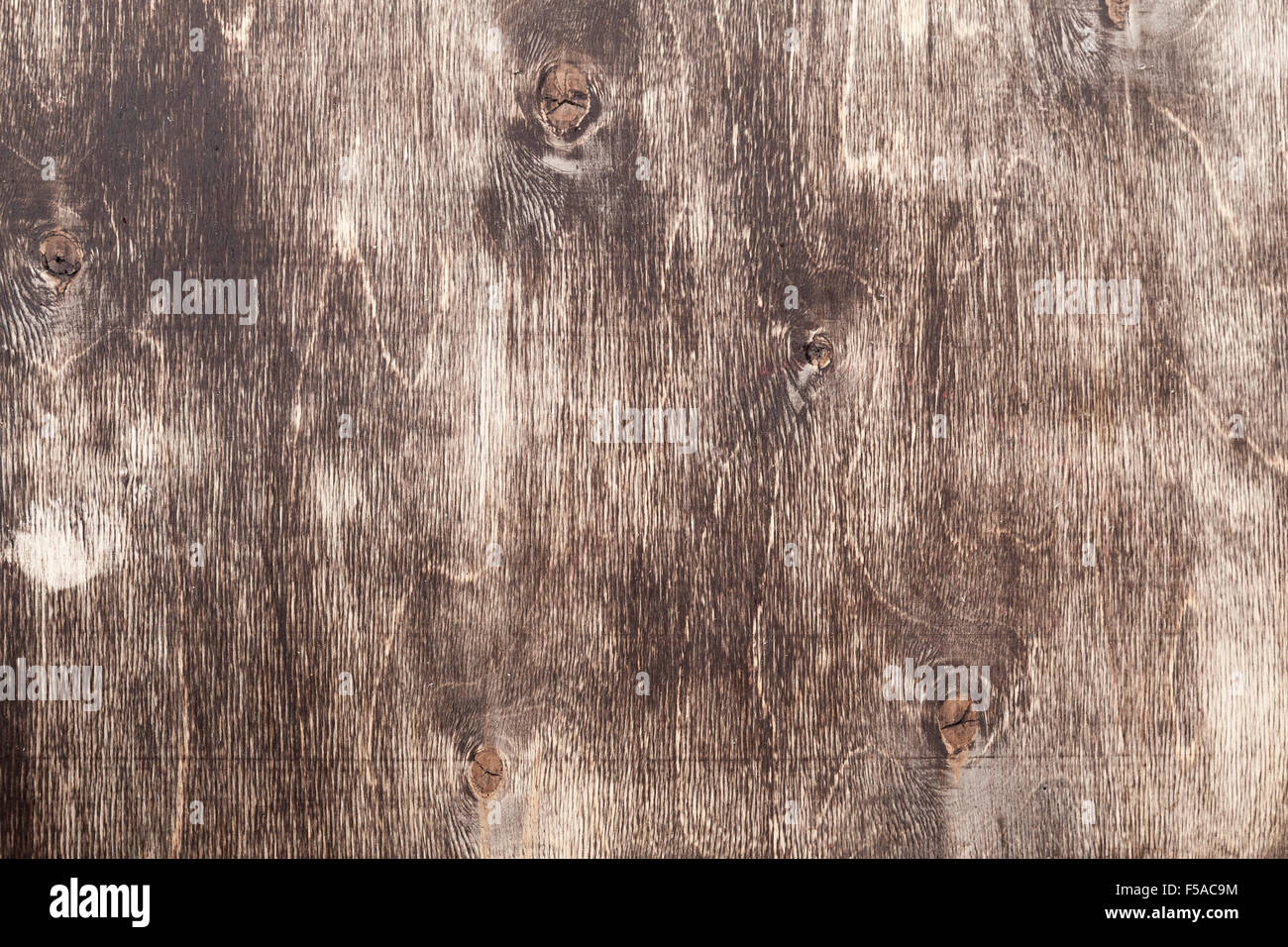 Vieux grungy plywood avec mordant brun foncé, une texture de fond photo Banque D'Images