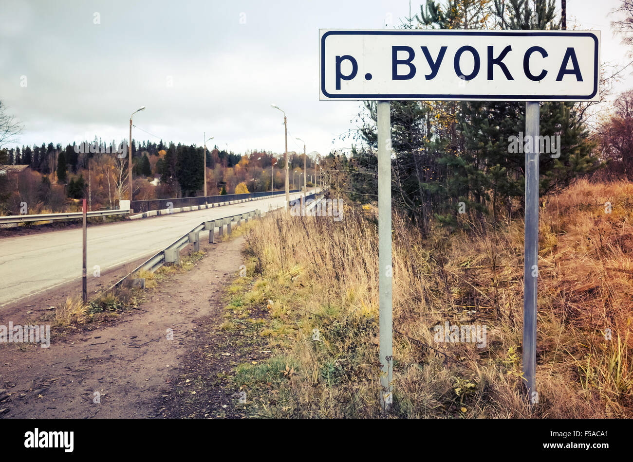 Roadsign, Vuoksa avec nom de Fédération et la rivière et lacs finlandais se trouve près de la route rurale. Correction tonale Vintage Banque D'Images
